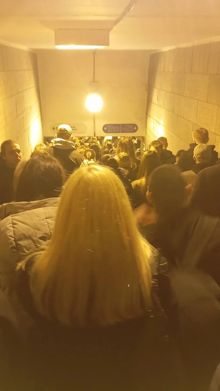Обстановка в метро, дружно топаем домой..