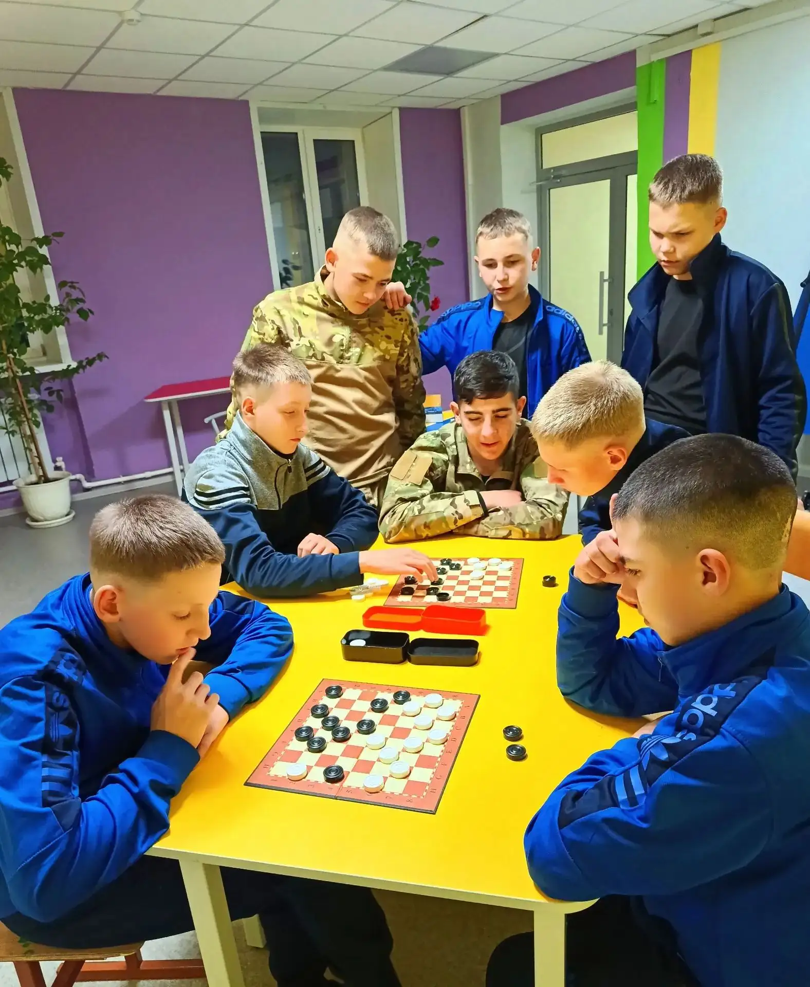 Товарищеские партии в шашки в первом отделении