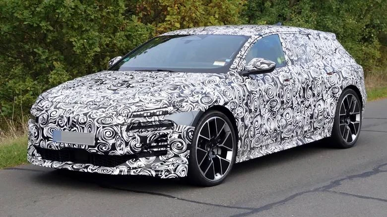 Audi готовит самый мощный электрический универсал в своей линейке — новинку уже заметил...