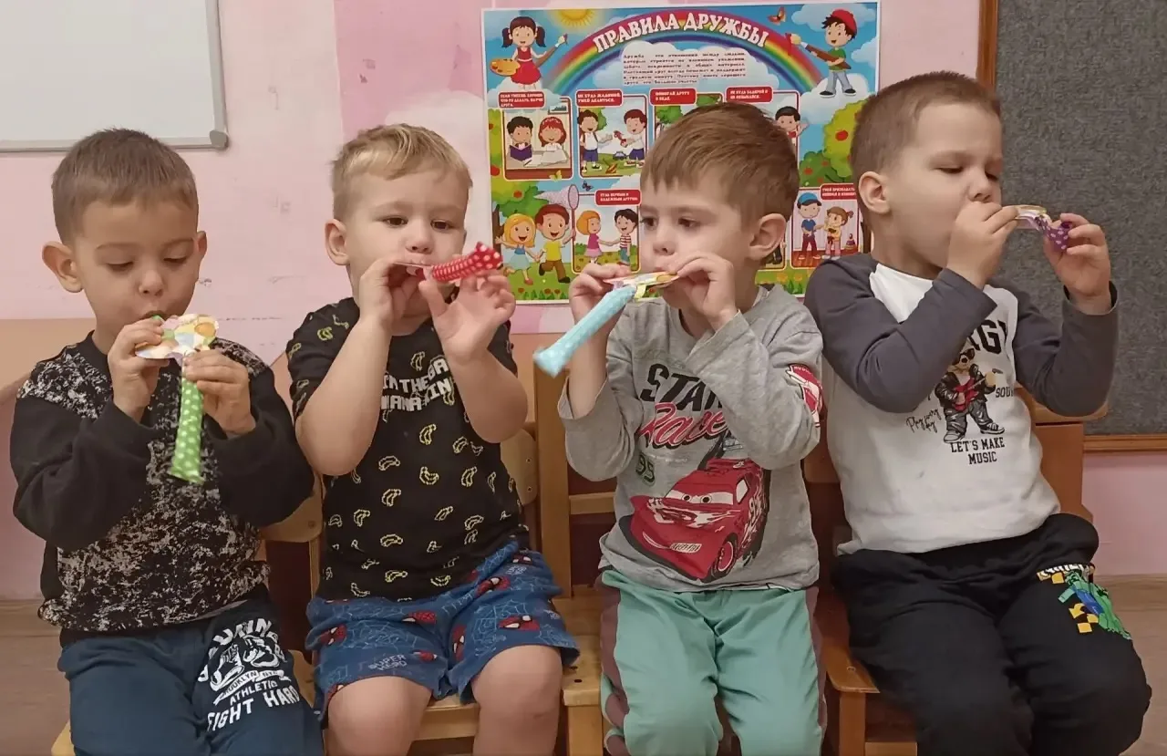 Дети младшей группы на подгрупповом занятии с логопедом учатся в игре. Сегодня упражнен...