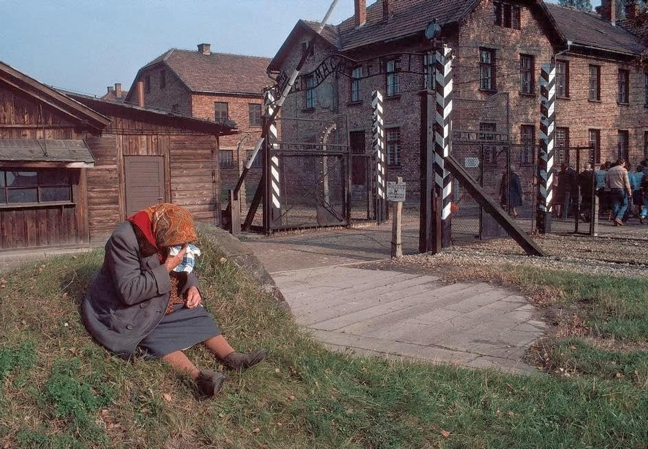 Женщина у входа в музей на месте бывшего концлагеря Аушвиц, 1981 год.