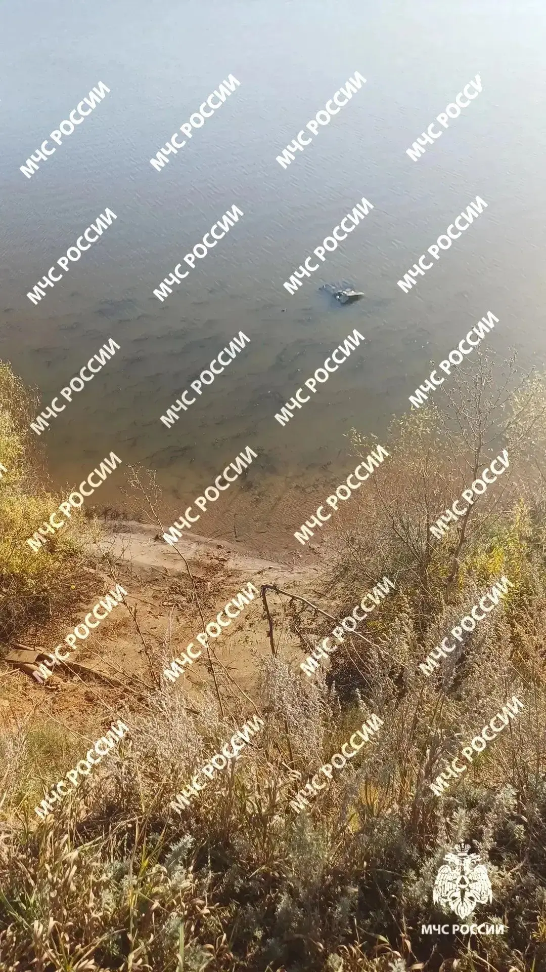 Машина упала с обрыва в реку под Казанью, двое утонули