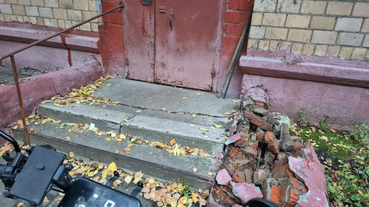 🤯 Дом на Кольцевой, 6, разваливается на глазах. Жители дома вынуждены жить на пару.