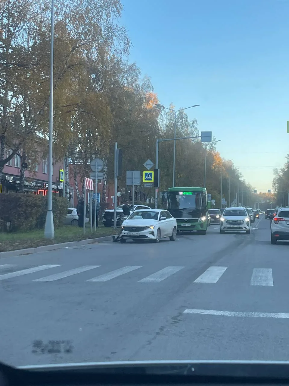 Утреннее ДТП на пересечении Морского проспекта и улицы Золотодолинской.