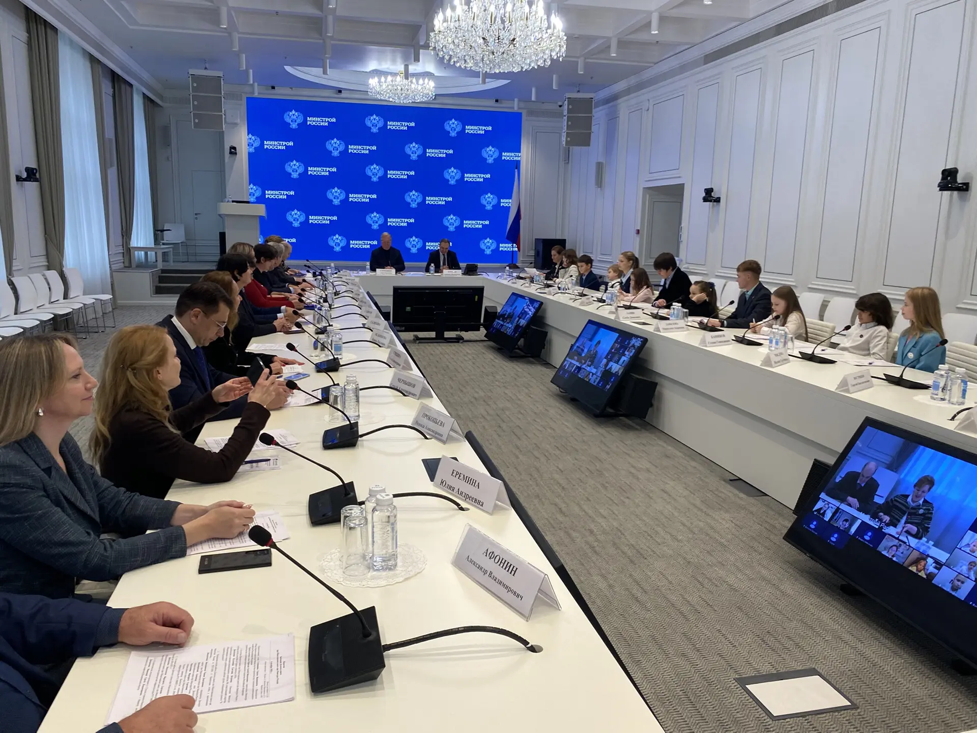 В Минстрое России началось заседание Детского совета при Общественном совете.