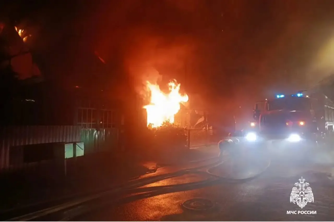 🔥Частный дом и гараж загорелись на улице Репина в Советском районе Брянска