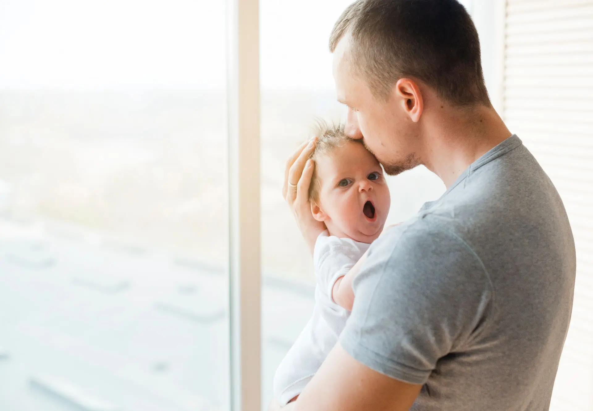 👶 Запах отца помогает младенцам легче общаться с незнакомыми людьми.