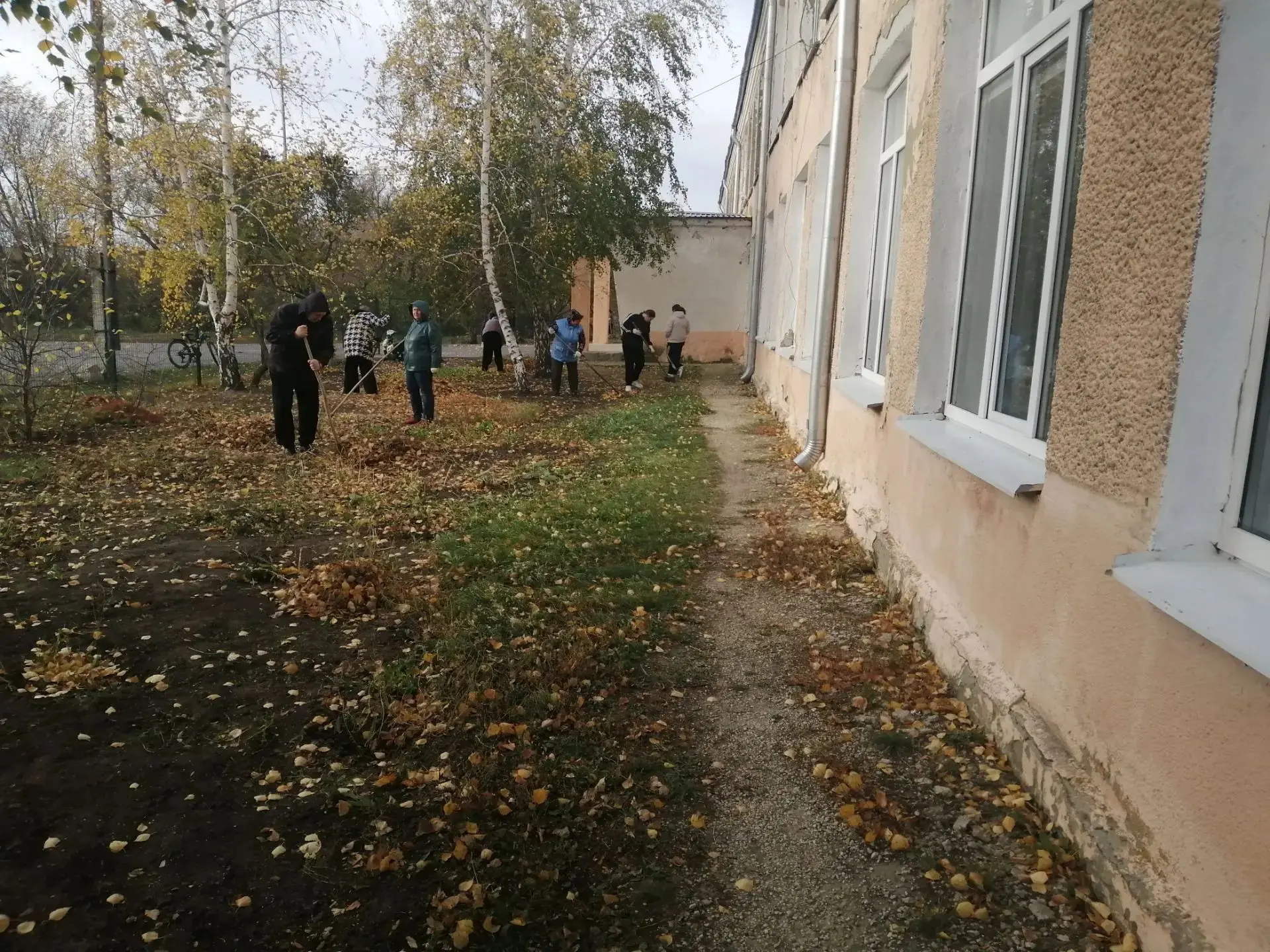 В рамках мероприятий по благоустройству территории в школе с. Таловка состоялся традици...