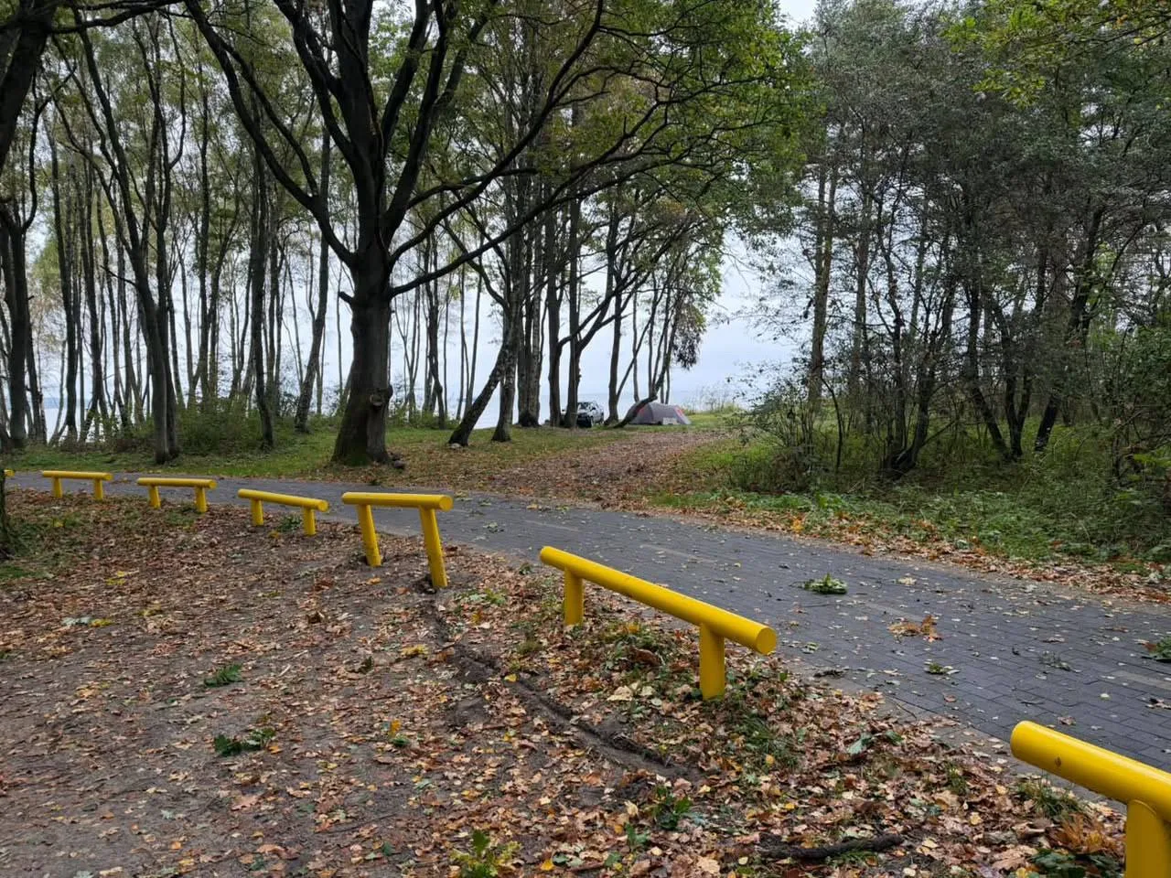 В Куликово водители авто вытащили ограждение, заехали на авандюну и приспособили огражд...