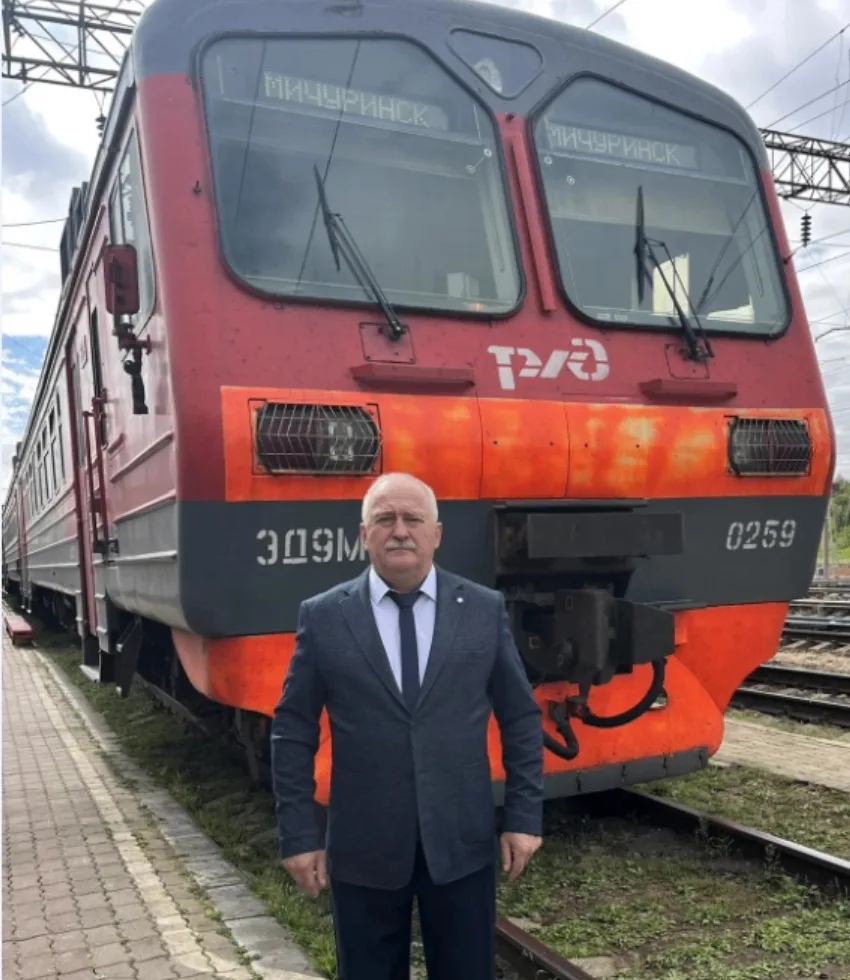 🎖 Дежурный моторвагонного депо Отрожка (участок Мичуринск) Виктор Бодров удостоен знак...
