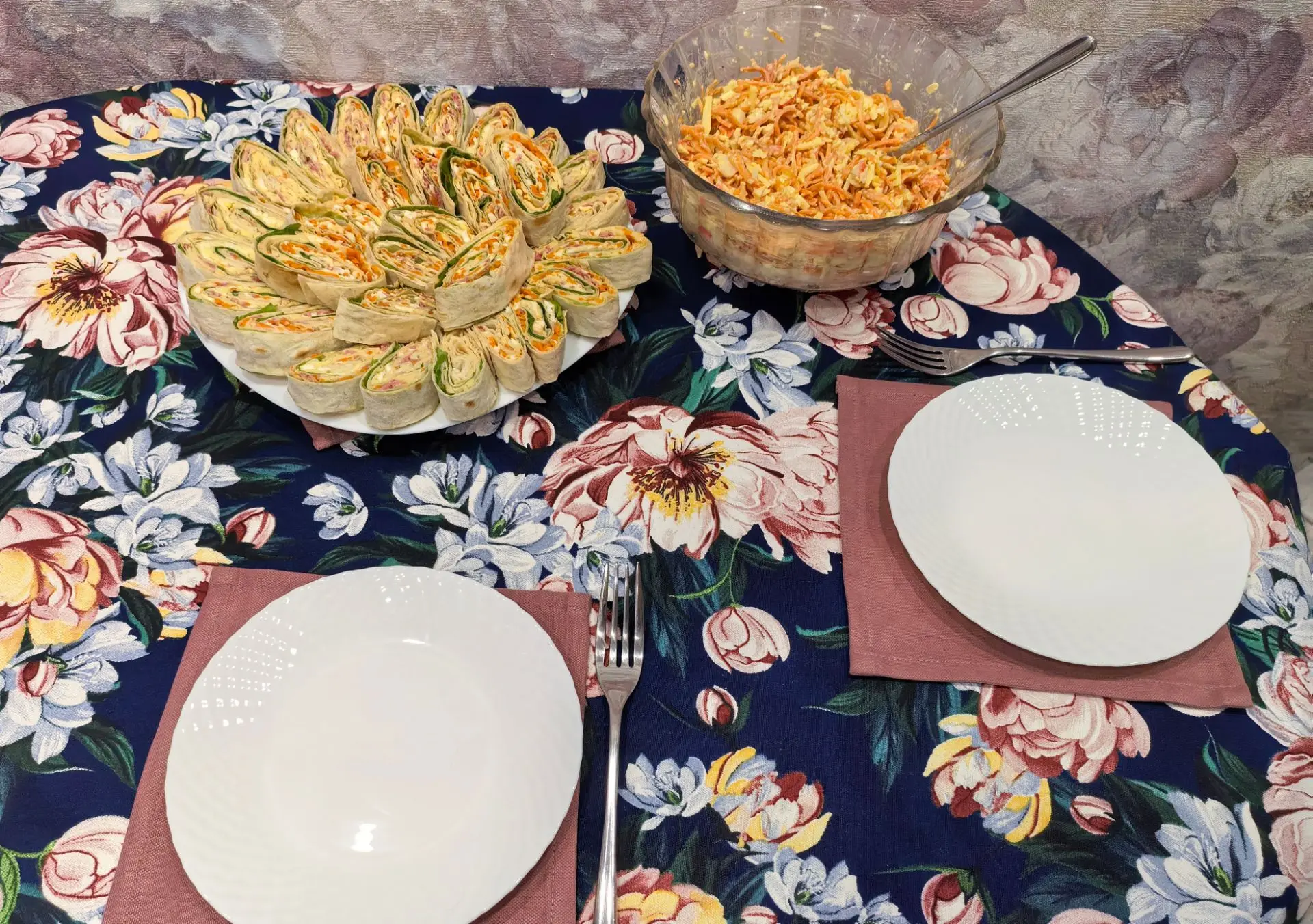 Рулетики и салатик😋