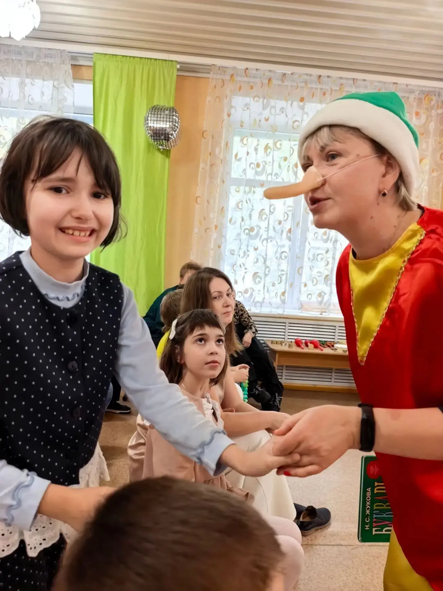 Для педагогов и учеников начальной школы сегодня прошёл праздничный концерт, посвящённы...