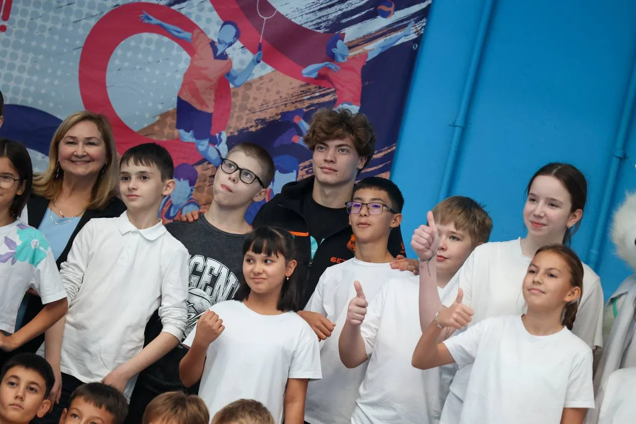 Ставь 😍 если в такой компании ты бы точно не прогуливал физру!