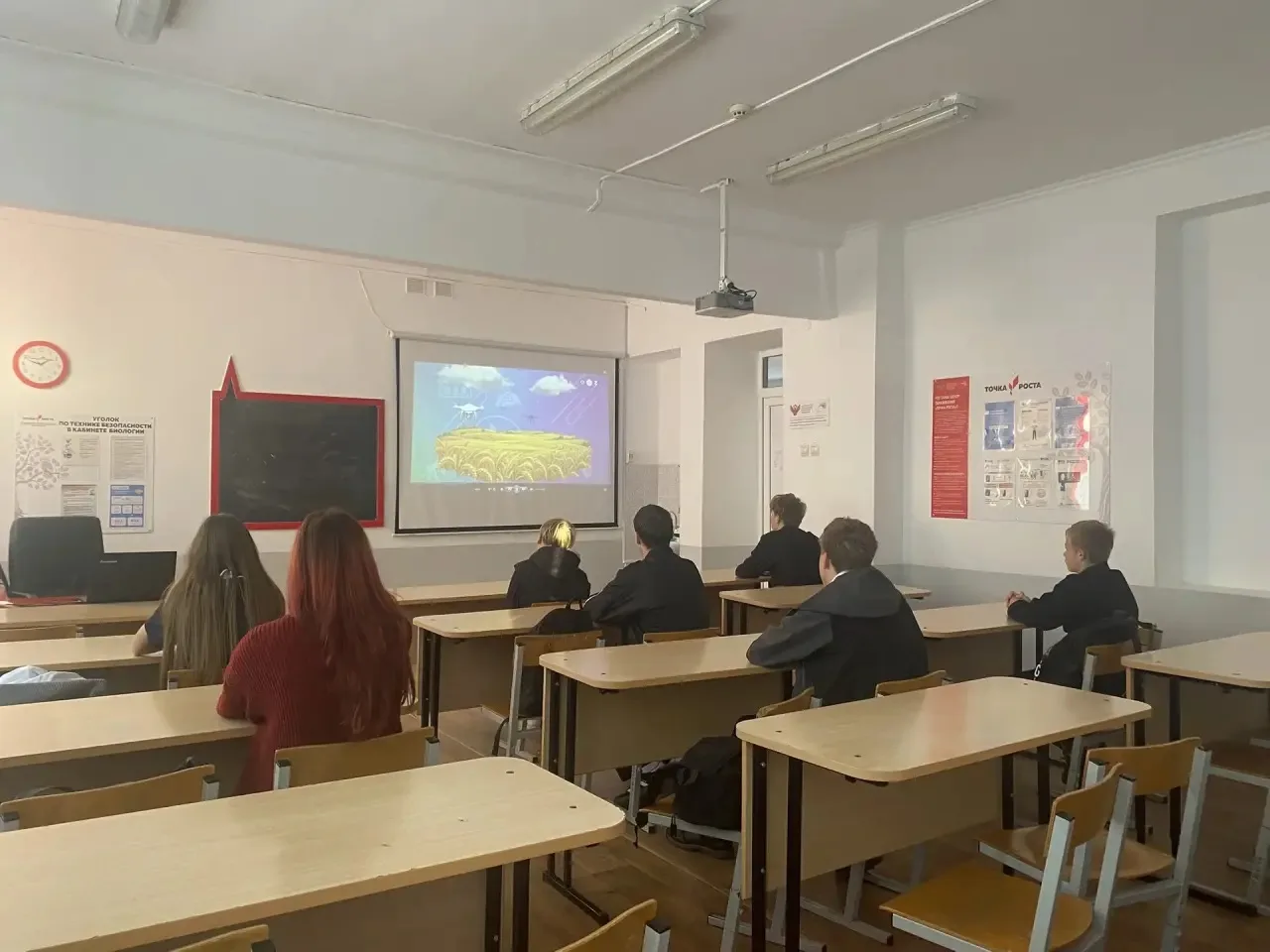 🌍 Сегодня во всех классах нашей школы прошли уроки «Россия — мои горизонты» по теме «Р...