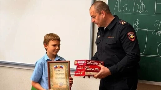 10-летний красноярец нашёл паспорт с деньгами и не оставил себе — за это его наградили