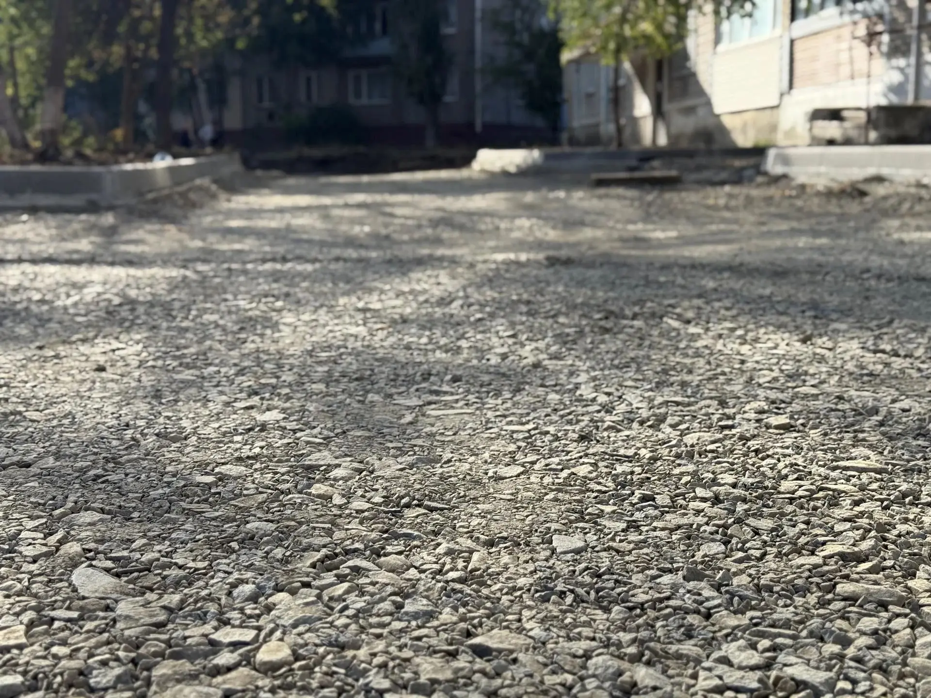 🚧В городе Краснодоне в квартале Лютикова возле домов № 23, 24 и 25 продолжаются работы...