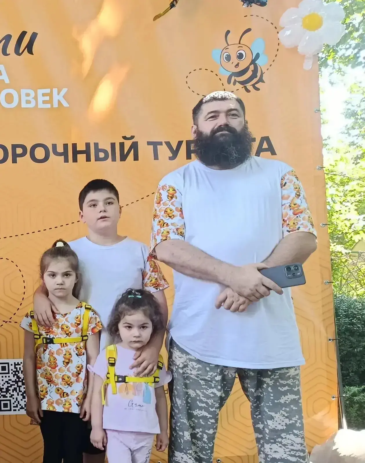 Моего папу зовут Аслан. Мы с ним очень любим природу и пчёл.