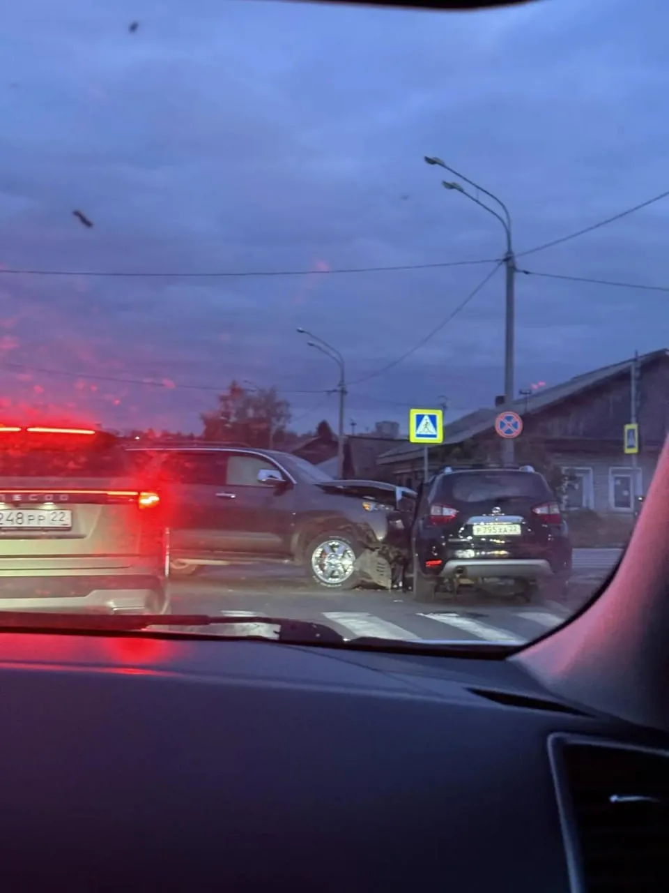 🚗 Toyota столкнулась с Mercedes и Nissan.