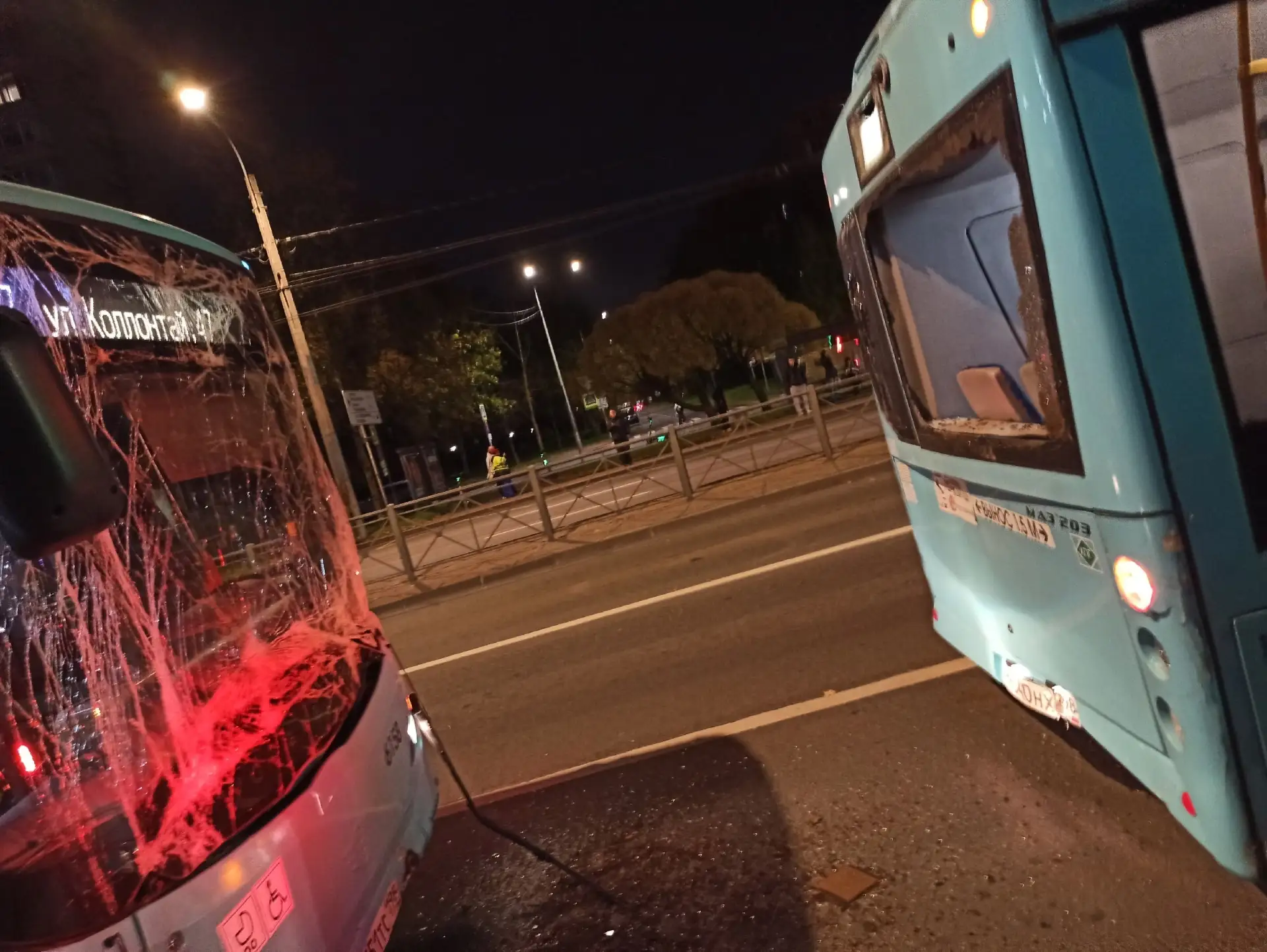 Одну остановку до метро Дыбенко не доехали. Автобус влетел в остановившейся на остановк...