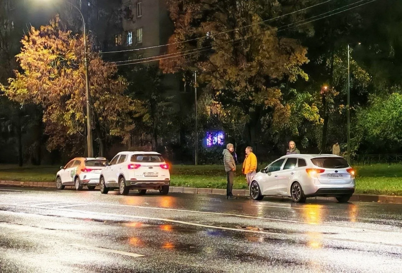 В районе ст. м. "Проспект Ветеранов" образовалась аварийная аномалия - сразу 3 ДТП на Д...