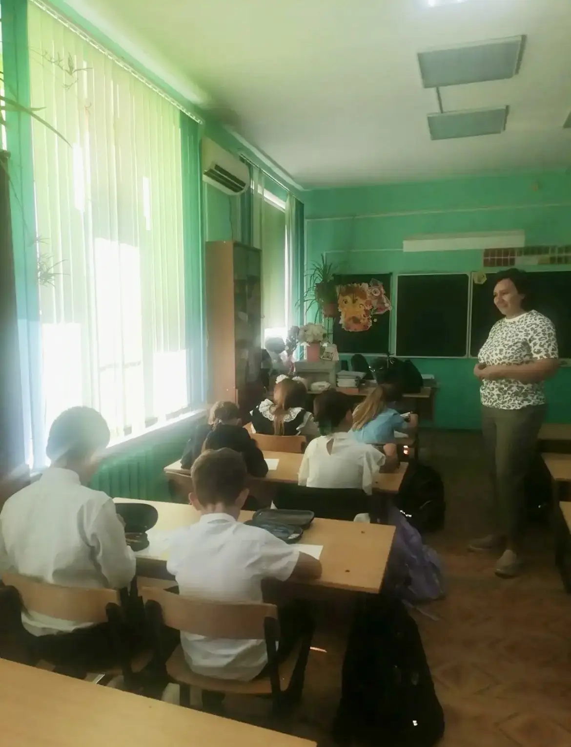 Занятия с учащимися СОШ 1 по направлениям  «Мир животных», «Юный натуралист» проводит п...