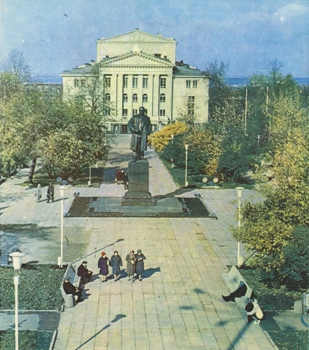 Сквер у оперного театра