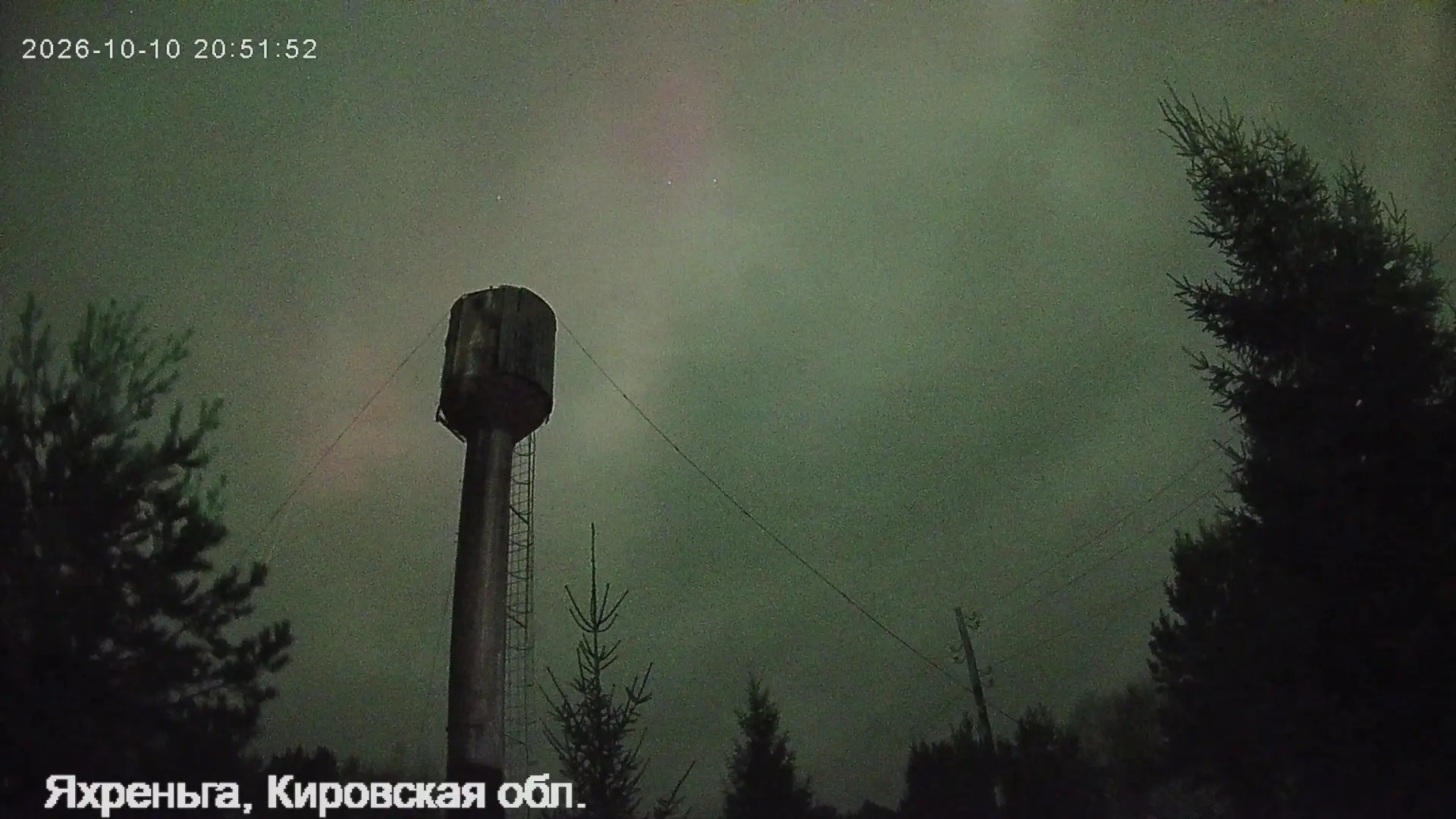 Полярное сияние было видно даже сквозь плотные облака.