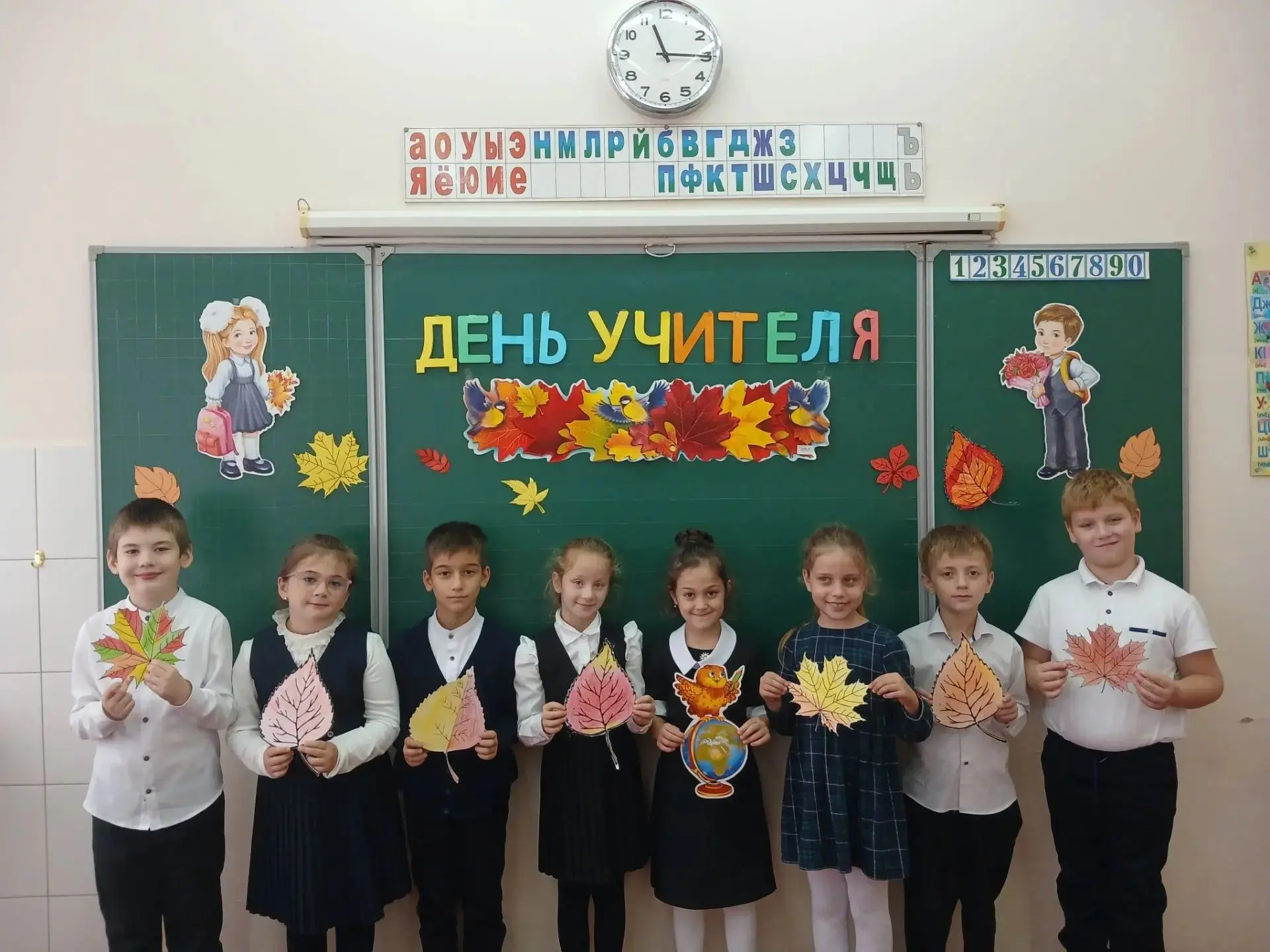 🍁 Учащиеся школы поздравили учителей с Днём учителя