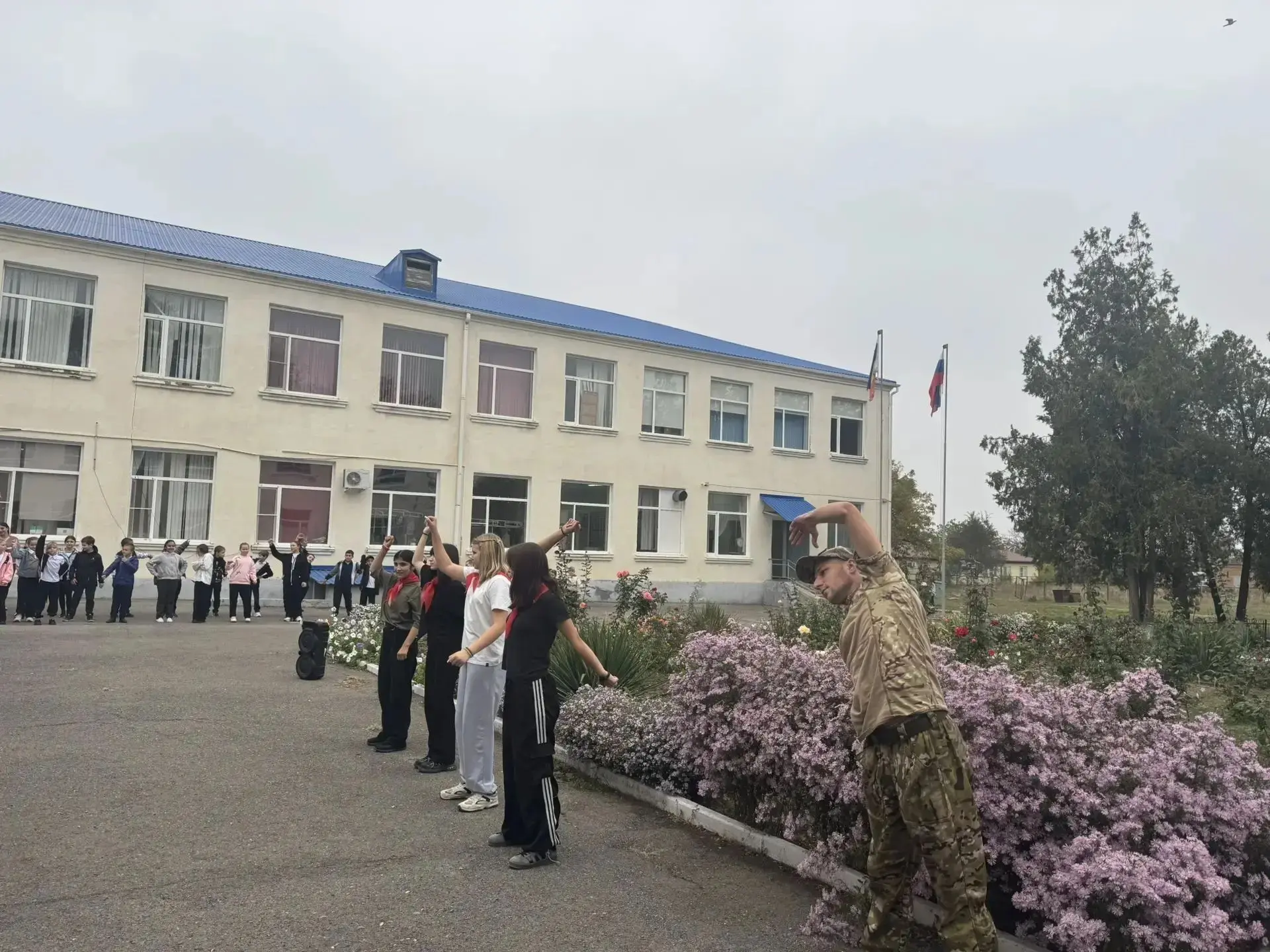 🧘‍♂️💪 Сегодня в нашей школе прошло замечательное событие — «Зарядка с папами»! 🌟