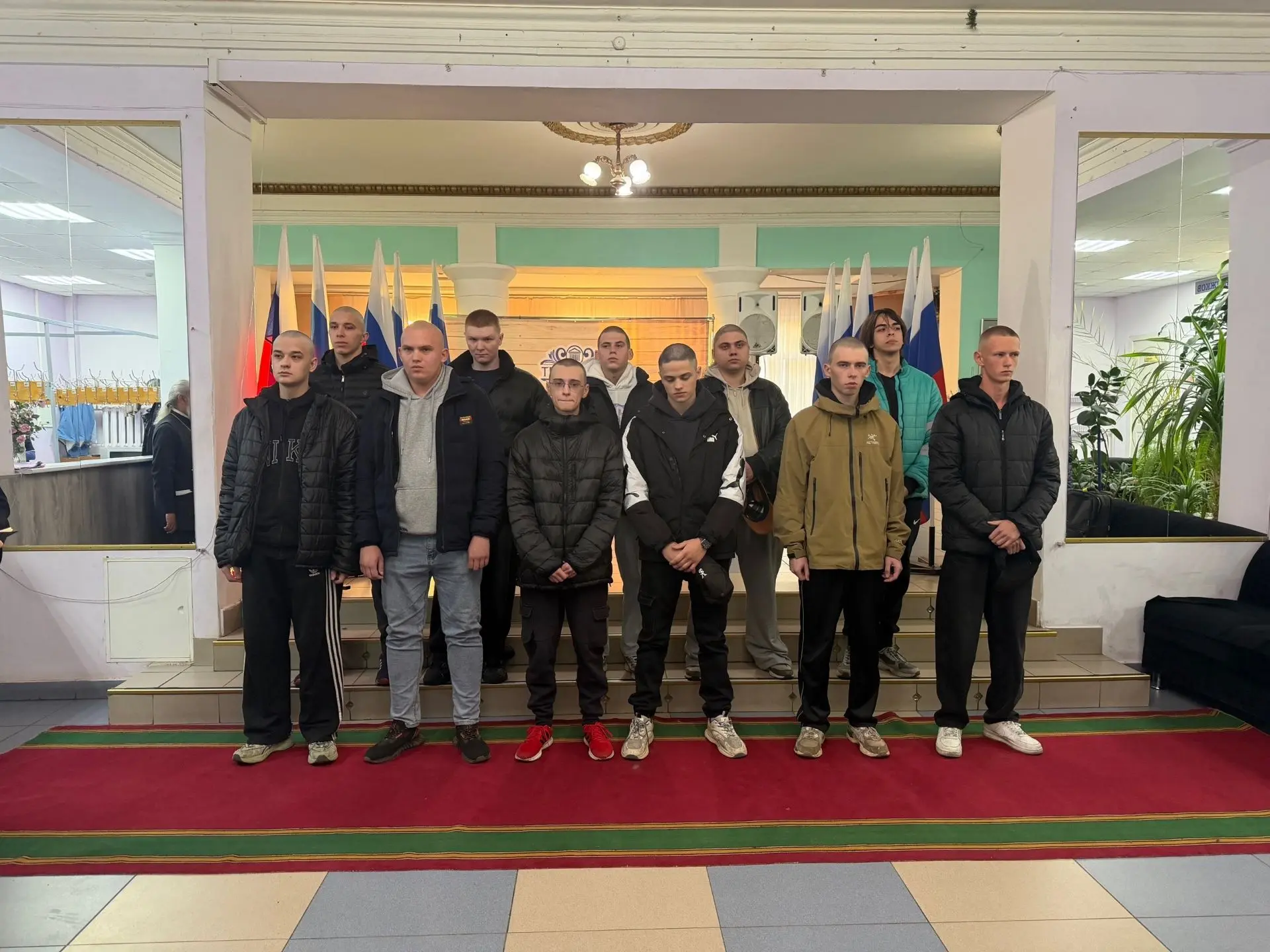 Сегодня в КЦ «Теплоход» состоялась первая в этом году осенняя отправка призывников.