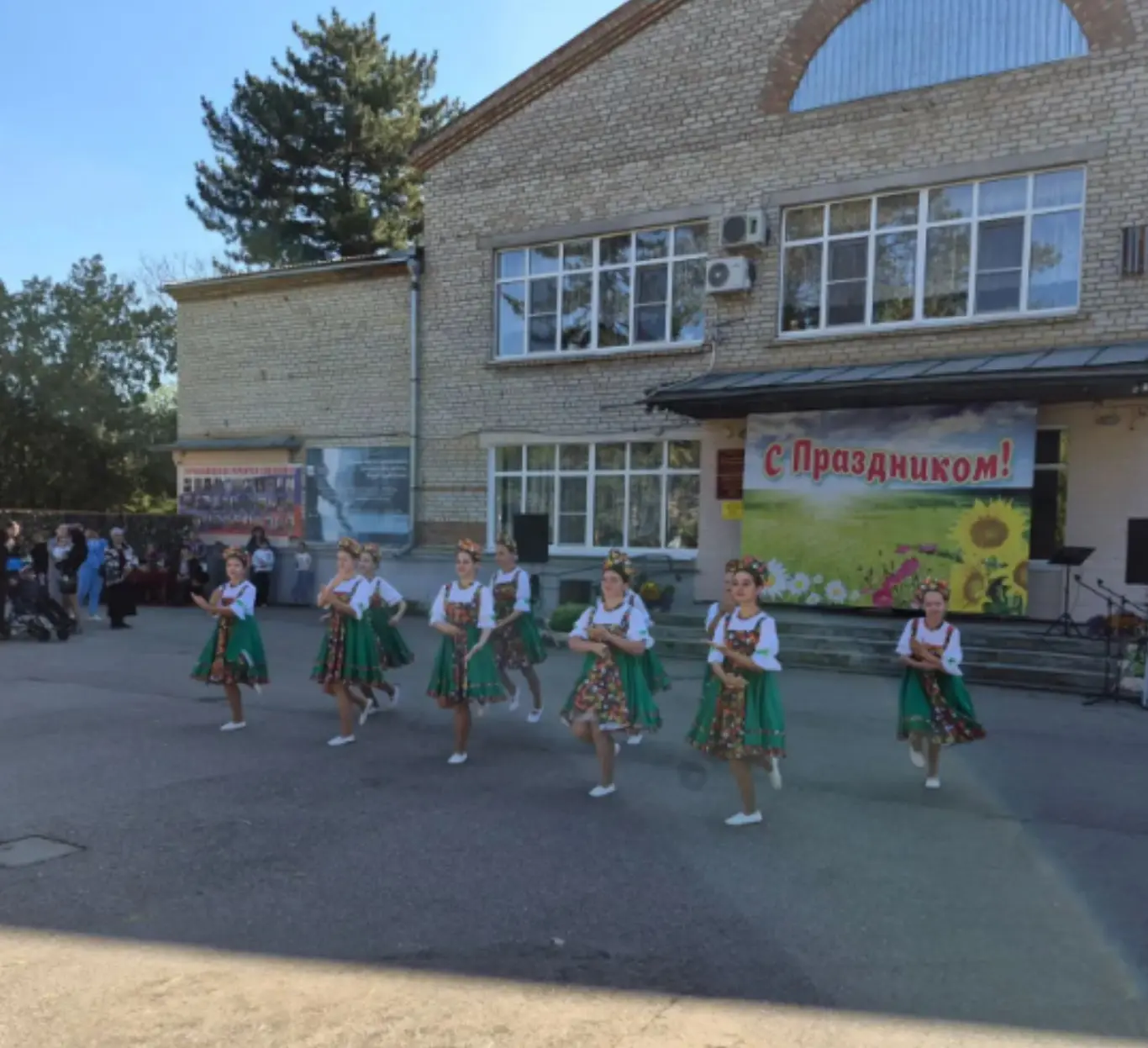 🌈 Дорогие друзья! Наш праздник сегодня особенный ещё и потому, что мы не одни: рядом с...