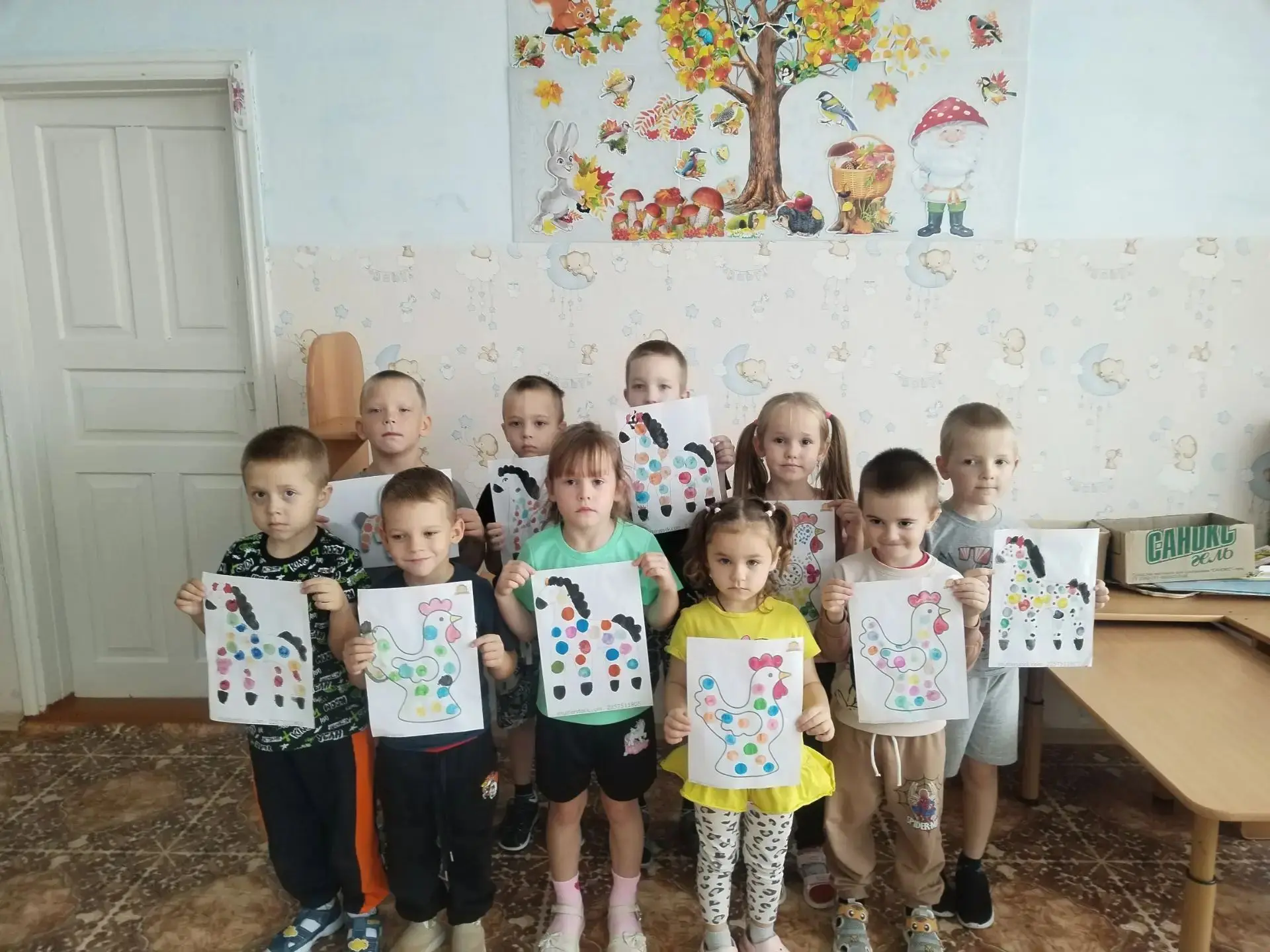 На занятии по рисованию ребята старшей разновозрастной группы познакомились с дымковско...