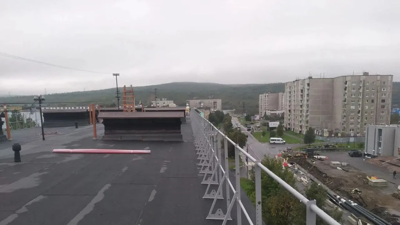 🛠 В Мурманской области капитально ремонтируют 150 крыш многоквартирных домов