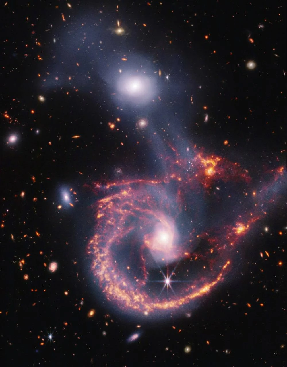 Космический танец на расстоянии 450 миллионов световых лет 🌌