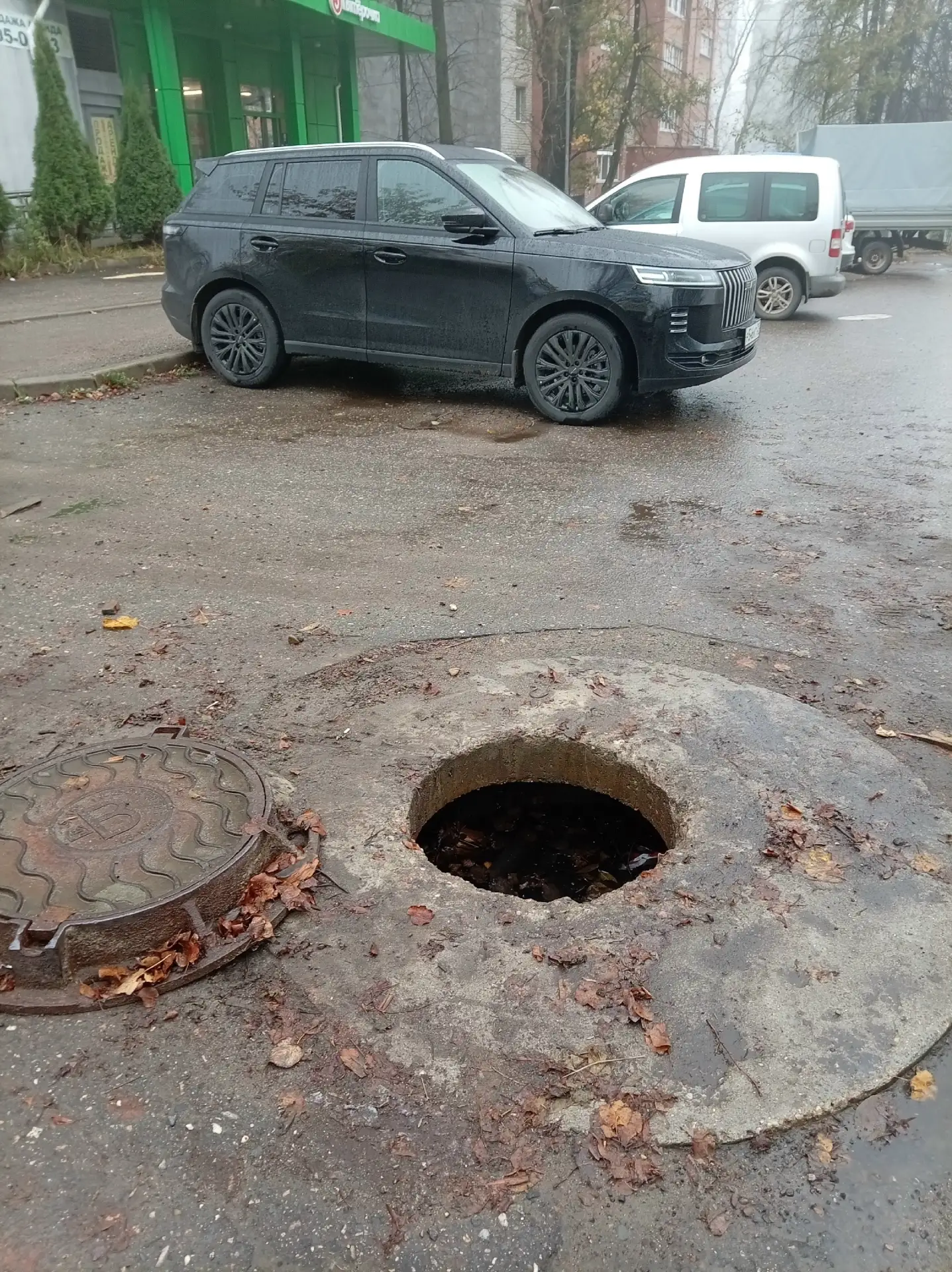 Вот такой колодец уже года 2 на стоянке около магазина"Пятёрочка" на ул. Менделеева! И ...