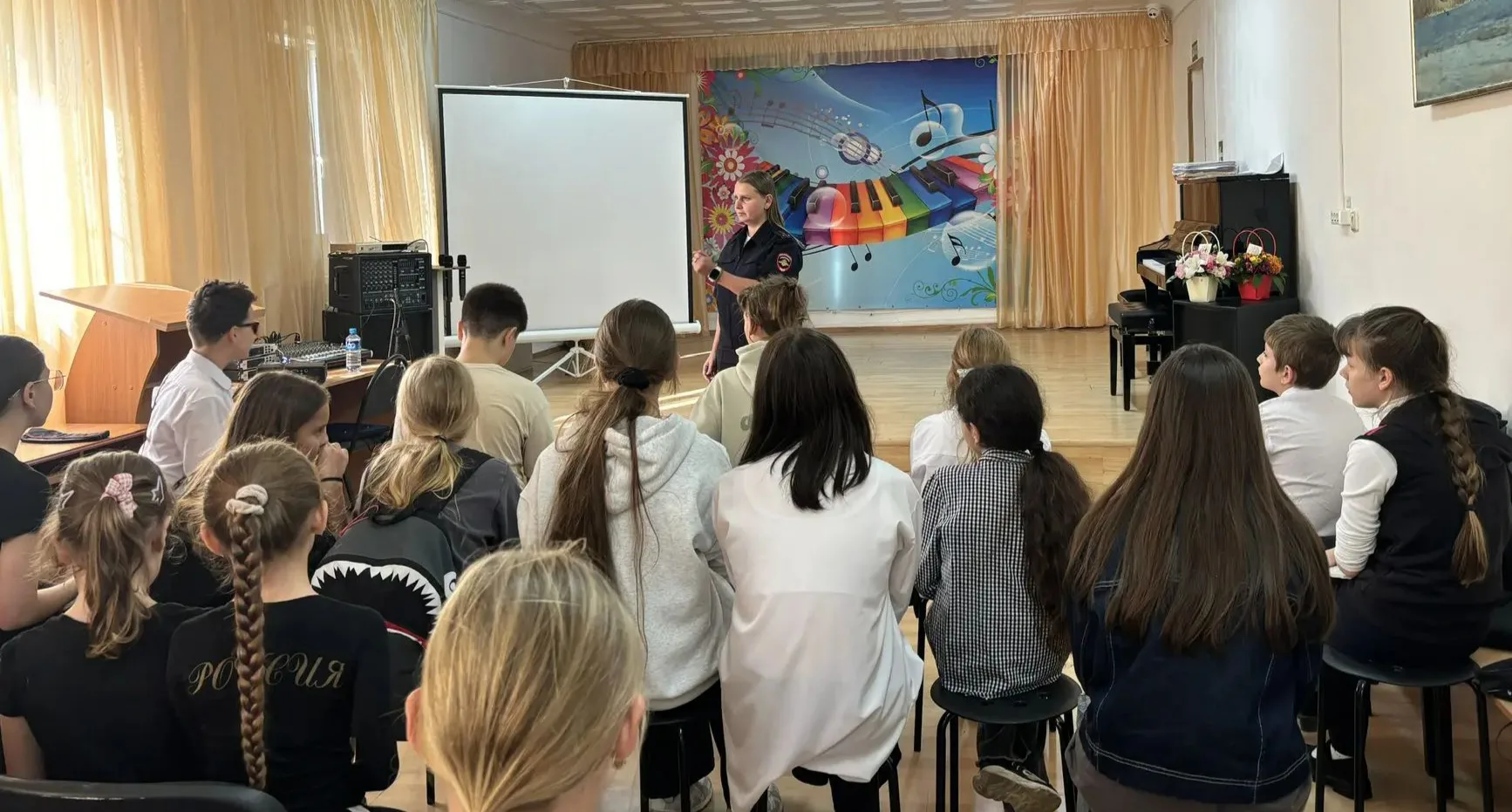 В Яблоновской детской школе искусств инспектор по пропаганде безопасности дорожного дви...