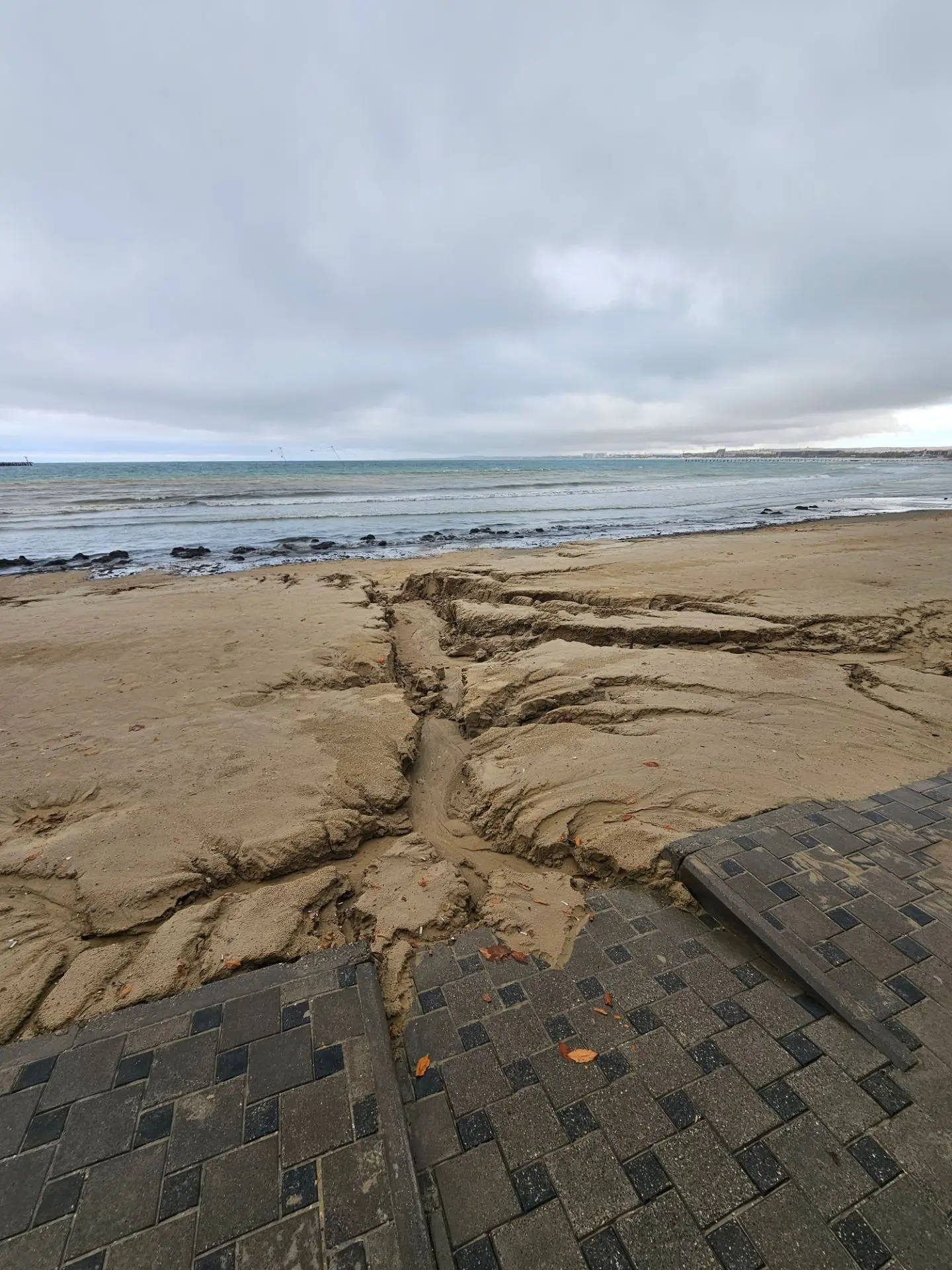 🏖️ Лечебный центральный пляж пострадал меньше, но размытие всё же есть. Оно заметно во...