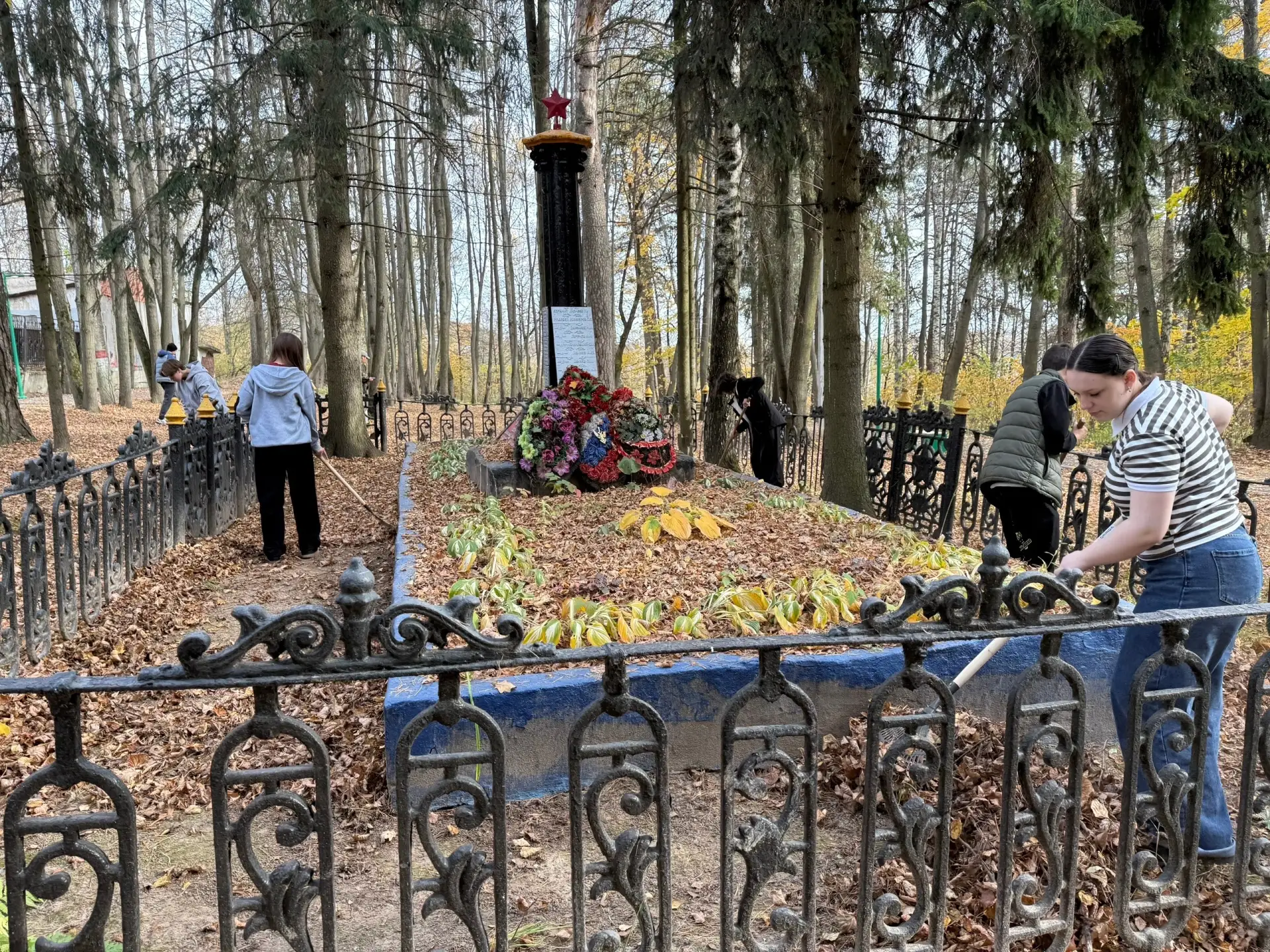 🍂 В рамках осенней «Недели добра» ученики  вышли на важное и благородное дело — благоу...