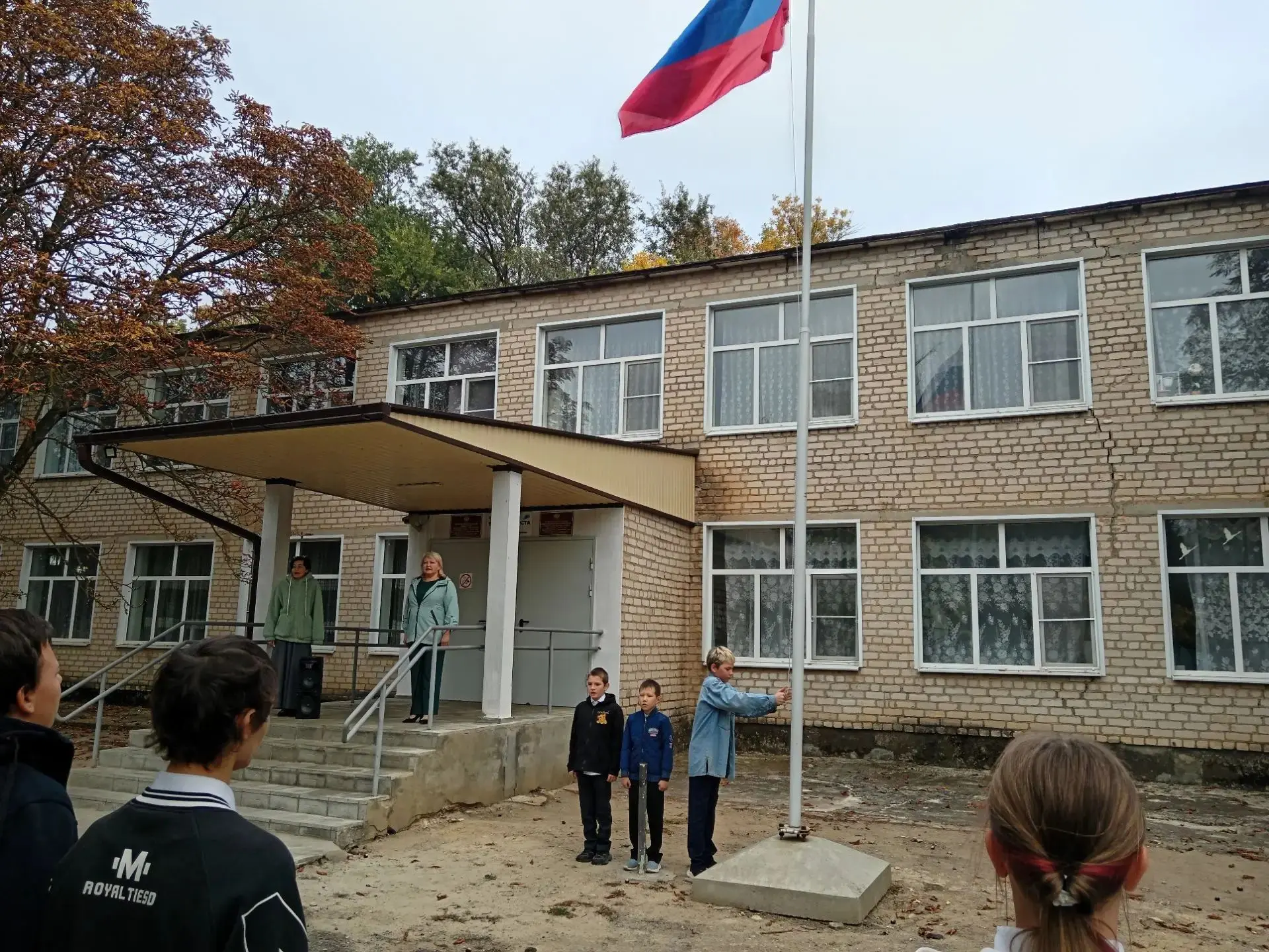Понедельник в нашей школе начался традиционно — с линейки,  поднятия флага и исполнения...