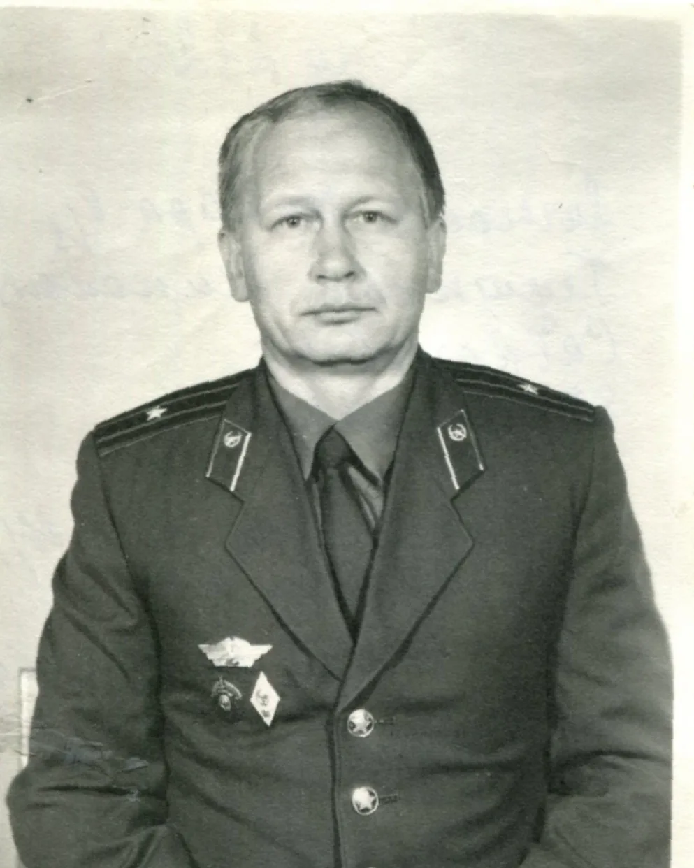 📢Снова предлагаем угадать, кто скрывается за фотографией.