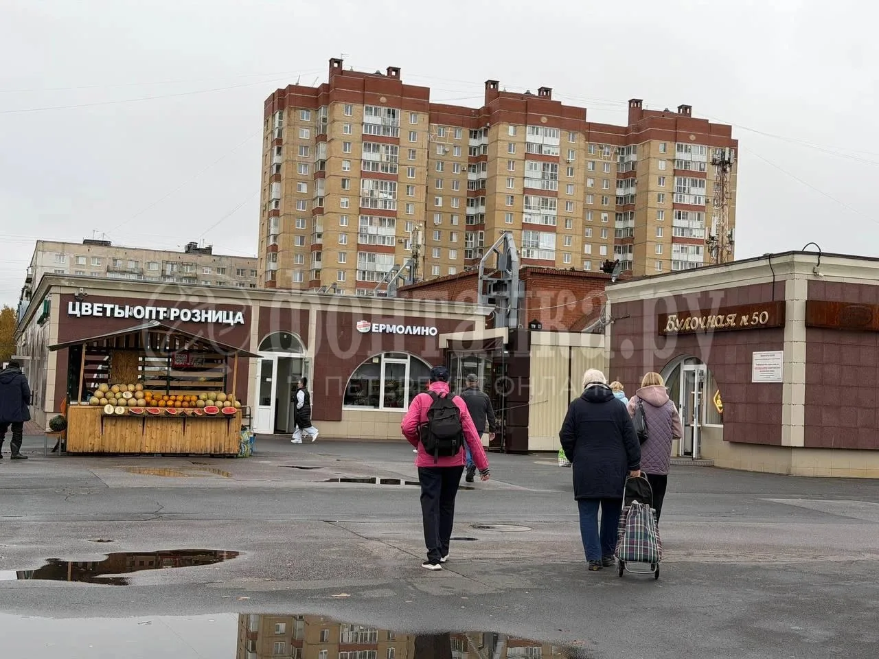 У сгоревшего Правобережного рынка на Дыбенко сняли крышу. Когда откроют рынок?