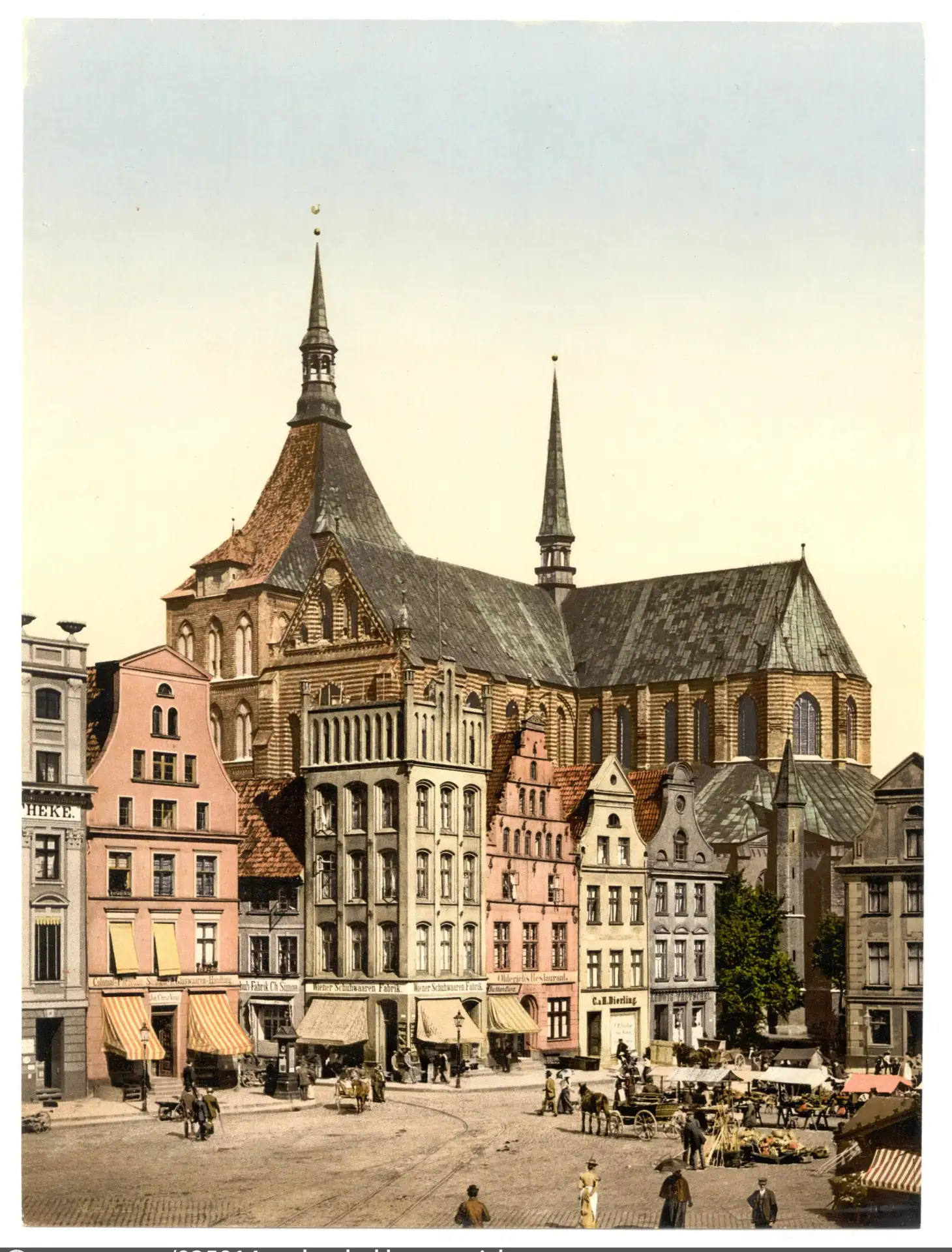 Рыночная площадь (Marktplatz) с церковью Святой Марии (Marienkirche) в Ростоке, Германи...