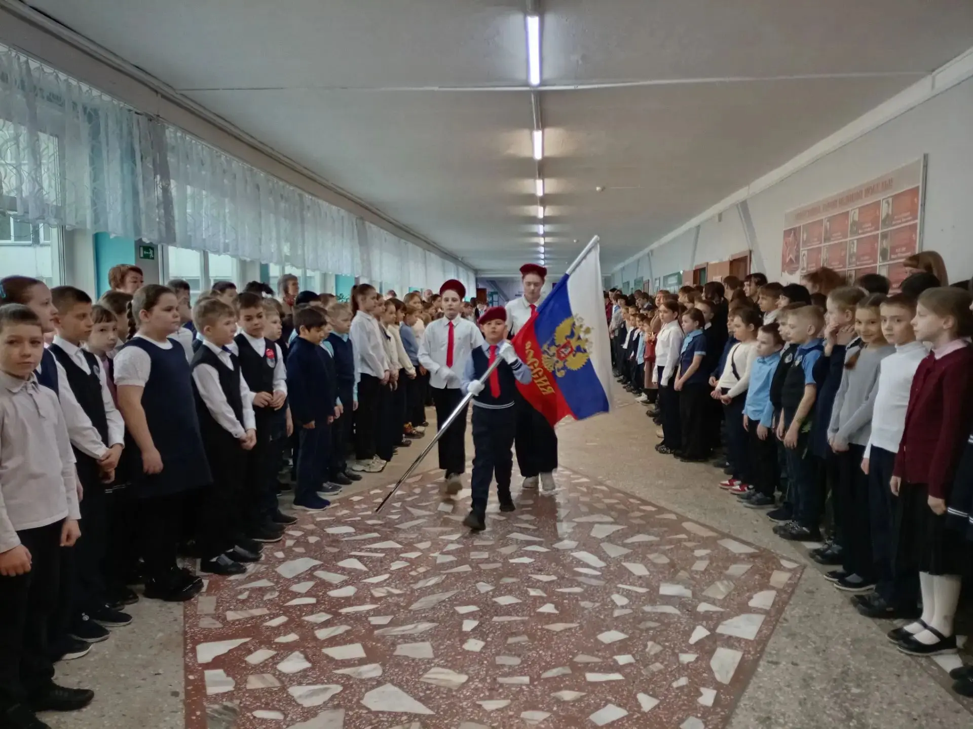 🇷🇺По понедельникам мы начинаем неделю вместе: поднимаем флаг, исполняем гимн, отмечае...