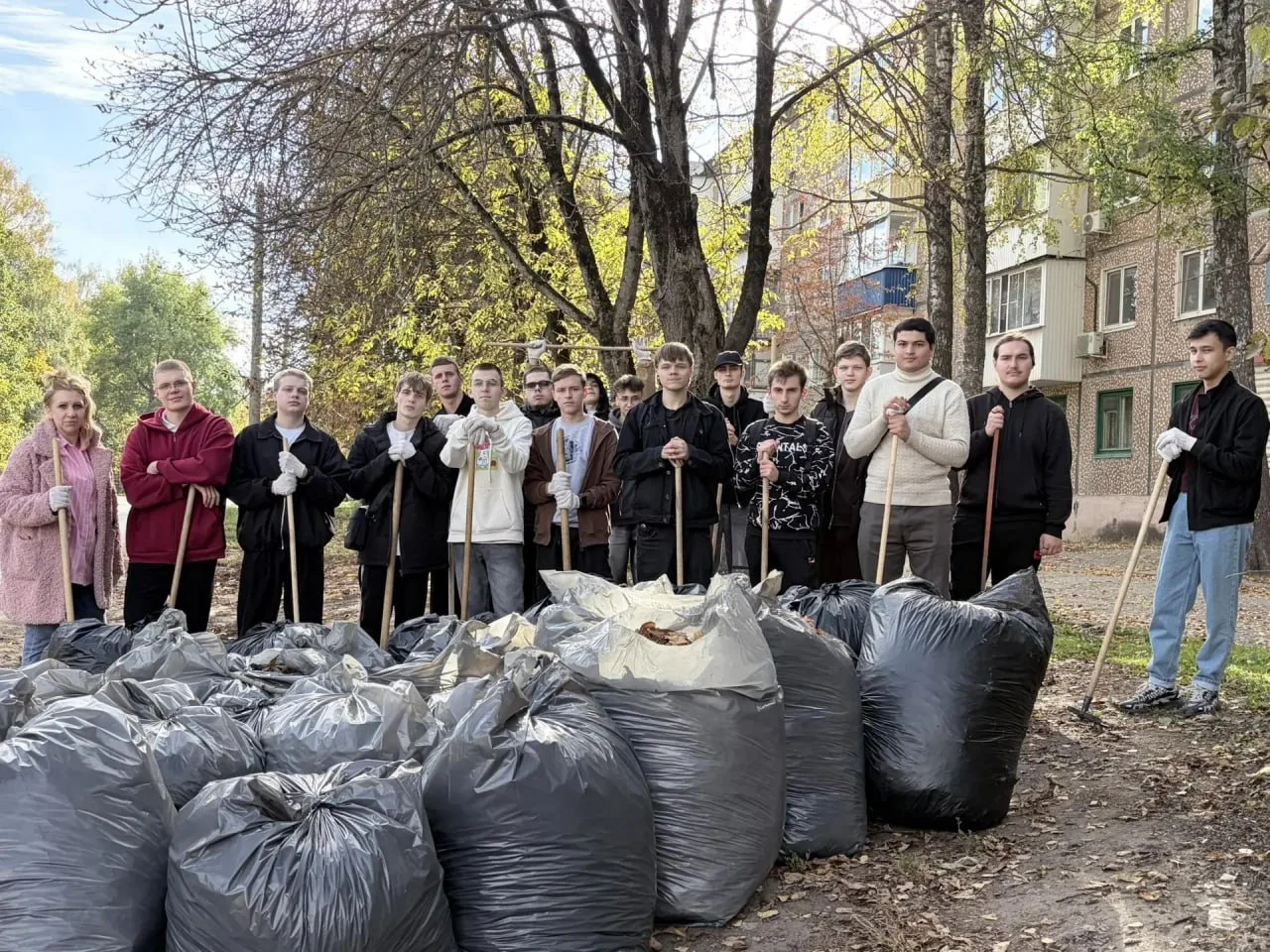 Студенты Новомосковского института РХТУ имени Д. И. Менделеева вышли на городской суббо...