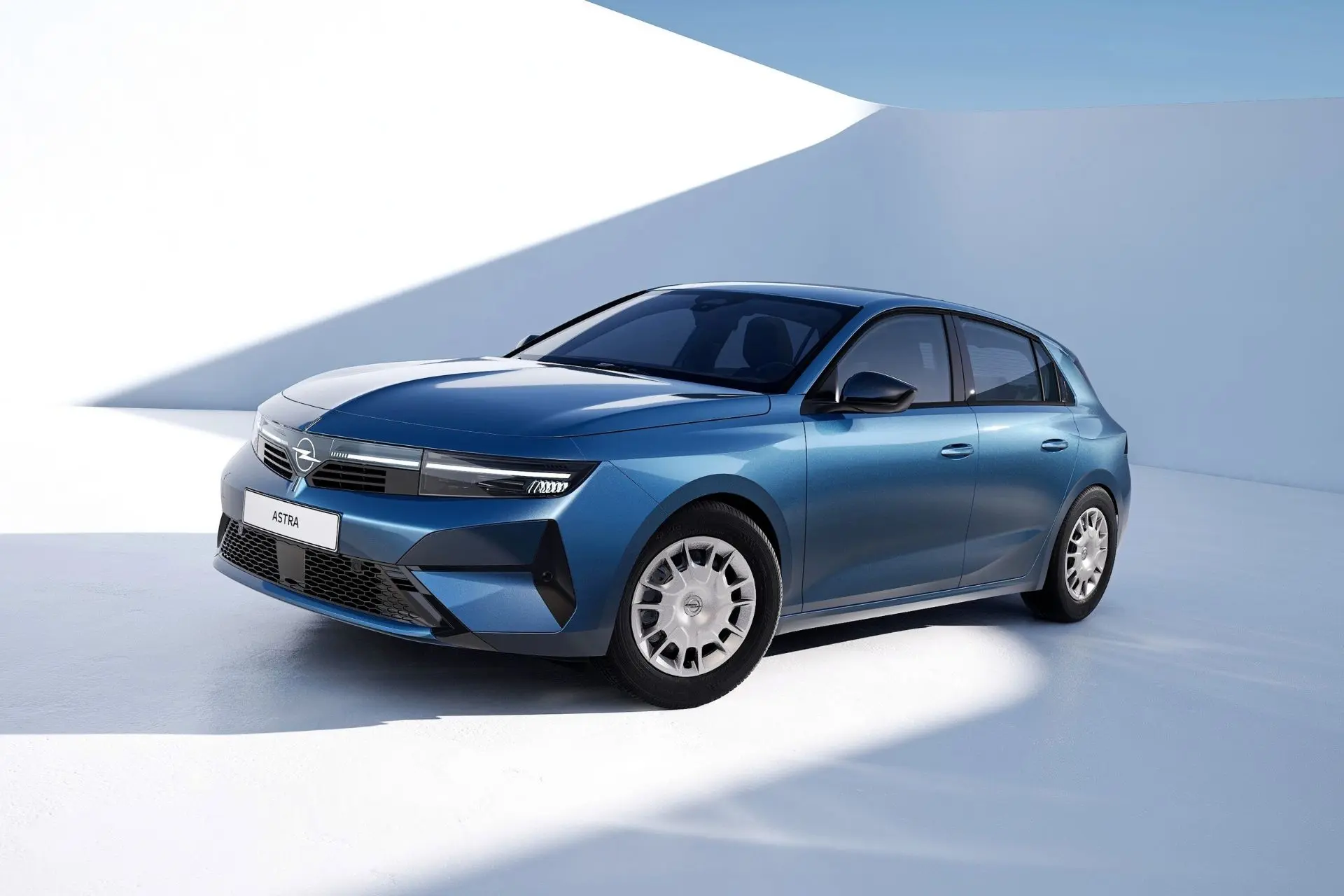 Ближе к народу: у Opel Astra появилась бюджетная версия Start на «штамповках»