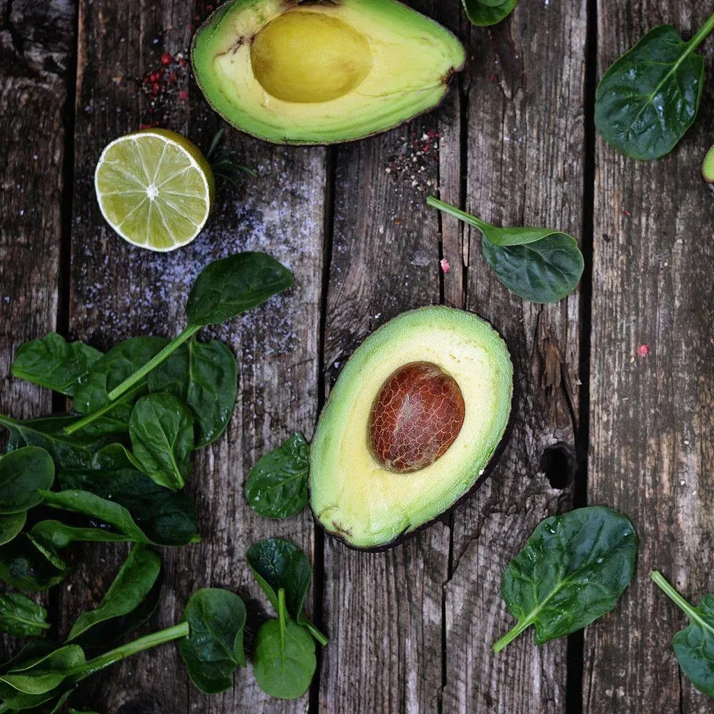 Добавьте авокадо в свои салаты! 🥑