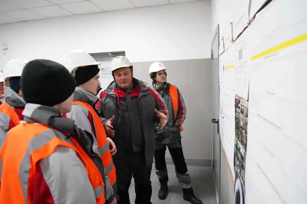Студенты БрГУ прикоснулись к живому производству на БрАЗе! 🏭👨‍🎓В рамках проекта «Отк...