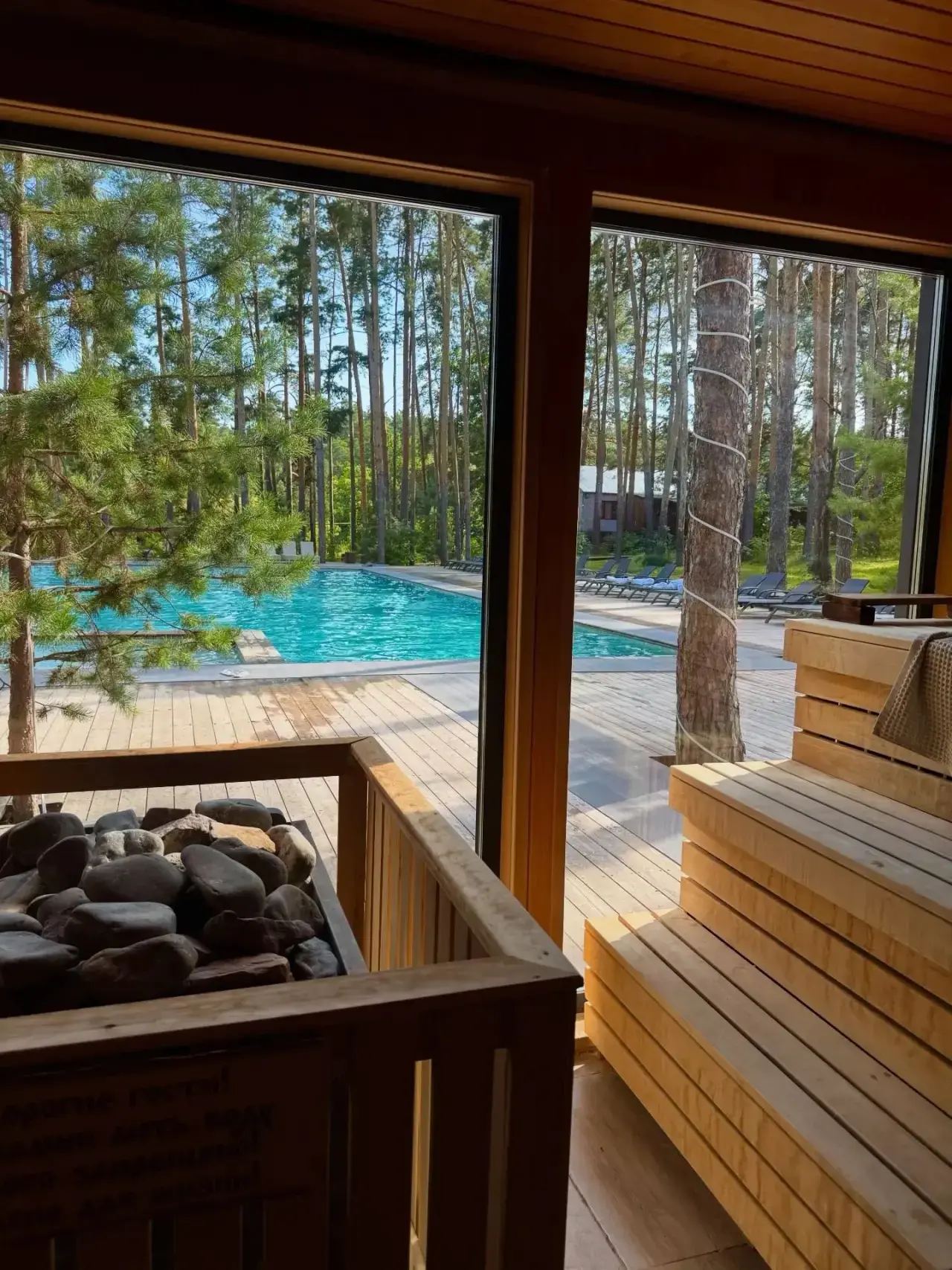 Вот такой вариант для поездки за город — Pioneer Resort Hotel на берегу Волги.