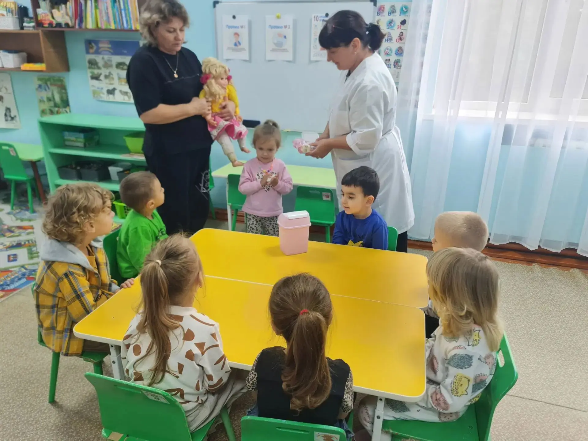 В средней группе "Сказка" в рамках проекта "Санитарный щит" состоялась беседа на тему "...