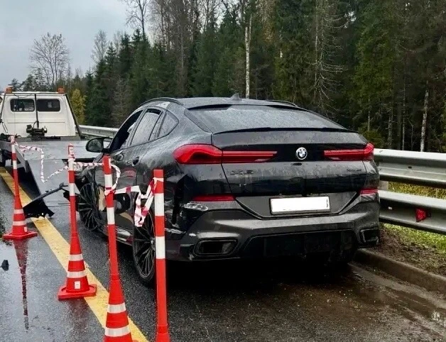 🚘 На М-11 водитель иномарки не справился с управлением и влетел в барьер
